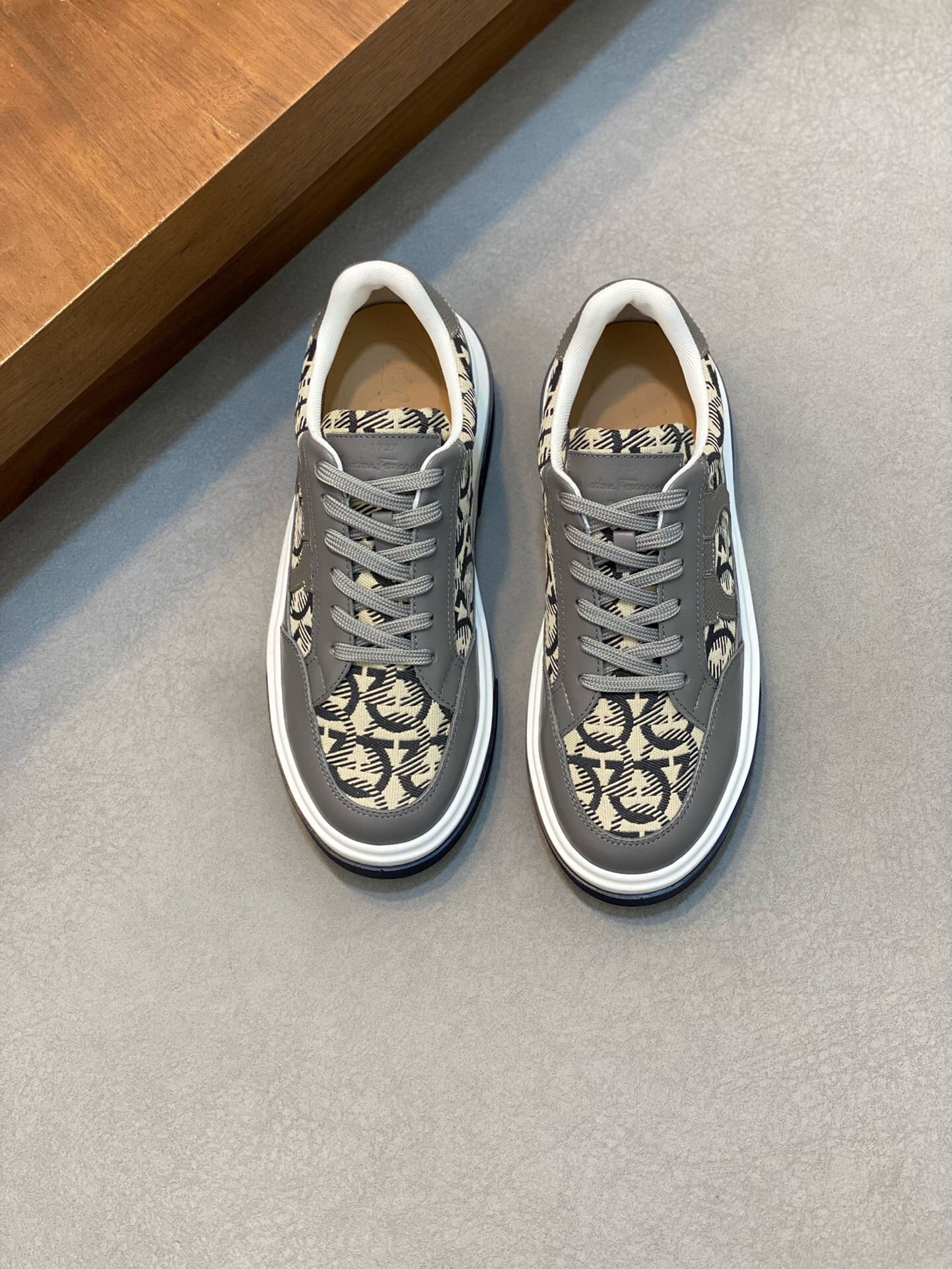 NO:219113,Brand Ferragamo Color original color matching Number 39-44 Customized 38.45 Price Material Ferragamo New product launch top version Original single quality regular shoe factory fashion trendy upper cowhide making luxury cowhide foot pad original Ferragamo outsole high-end quality worth owning, Ferragamo casual shoes, ferragamo, ferragamo, cowhide19860909品牌Ferragamo 颜色原版配色 码数39-44定做38.45 价格 材质菲拉格慕新品上市顶级版本 原单品质正规鞋厂出品时尚潮流范鞋面牛皮制作奢华牛皮垫脚原版菲拉格慕大底高端品质值得拥有,菲拉格慕 休闲鞋,ferragamo,ferragamo,cowhide,Men's shoes