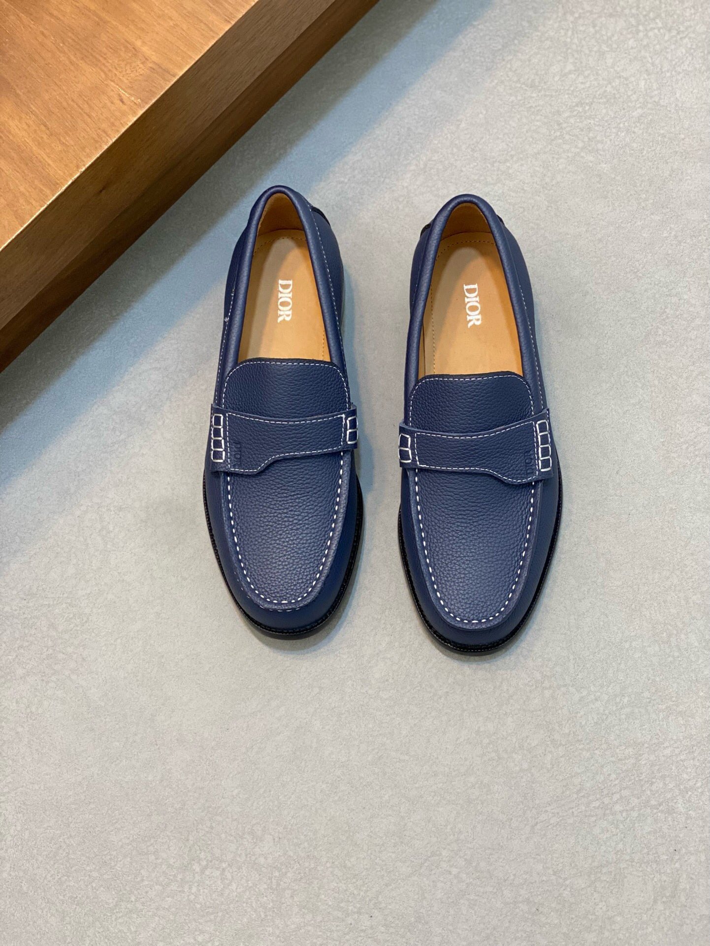 NO:219181,Brand Dior color original color matching Number 39-44 standard code Price Material Dior business leather shoes The same style of the counter is preferred cowhide head layer cowhide inner cowhide foot pad style atmospheric footwear, perfect flow line, high quality workmanship 1:1 accurate reproduction purely handmade to create a comfortable wearing experience Original (real leather sole), Dior leather shoes, dior, dior, cowhide, Leather soles19860909品牌Dior 颜色原版配色 码数39-44标准码 价格 材质迪奥商务皮鞋 专柜同款优选牛皮头层牛皮内里牛皮垫脚版型大气上脚超有气质完美的流线高品质做工1:1精准复刻 纯手工打造舒适的穿着体验原版（真皮大底）,Dior皮鞋,dior,dior,cowhide,Leather soles,Men's shoes