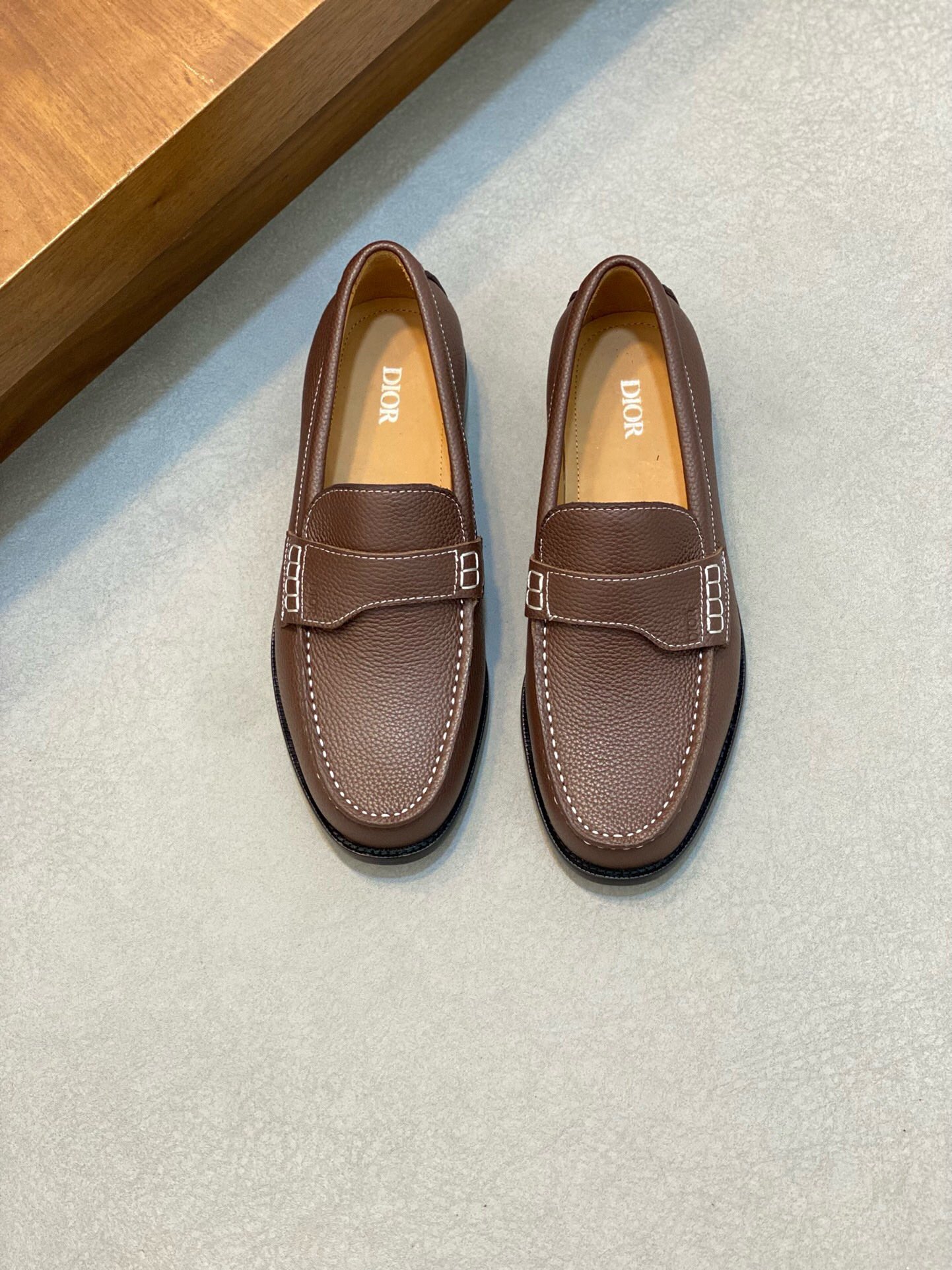 NO:217470,Brand Dior color original color matching Number 39-44 standard code Price Material Dior business leather shoes The same style of the counter is preferred cowhide head layer cowhide inner cowhide foot pad style atmospheric footwear, perfect flow line, high quality workmanship 1:1 accurate reproduction purely handmade to create a comfortable wearing experience Original (real leather sole), Dior leather shoes, dior, dior, cowhide, Leather soles19860909品牌Dior 颜色原版配色 码数39-44标准码 价格 材质迪奥商务皮鞋 专柜同款优选牛皮头层牛皮内里牛皮垫脚版型大气上脚超有气质完美的流线高品质做工1:1精准复刻 纯手工打造舒适的穿着体验原版（真皮大底）,Dior皮鞋,dior,dior,cowhide,Leather soles,Men's shoes