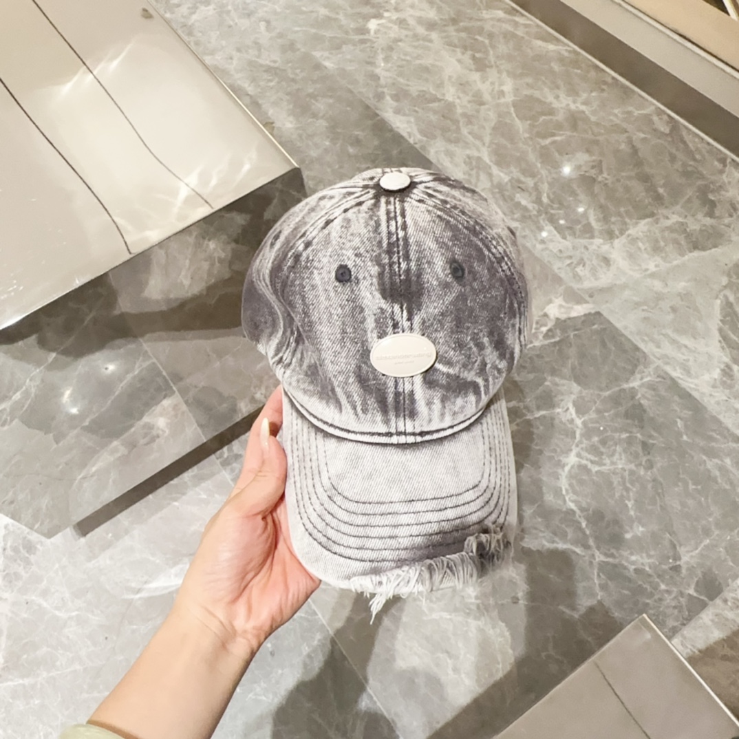 NO:211071,Dawang's new letter logo baseball cap, fashionable street-fried items, very OK style, internet celebrities, the favorite of fashion bloggers!  High-quality pure cotton denim fabric, comfortable and breathable, little fisherman's concave shape is very beautiful, hat, straw hat, fisherman's hat, baseball hat, hat, alexander wang, espadrilles, hats19860909大王新款字母标志棒球帽,时尚炸街单品,风格很OK,网红.时尚博主的最爱！高品质纯棉牛仔面料,舒适透气,小渔夫凹造型很好看帽子草帽渔夫帽棒球帽,帽子,alexander wang,espadrilles,hats,hat