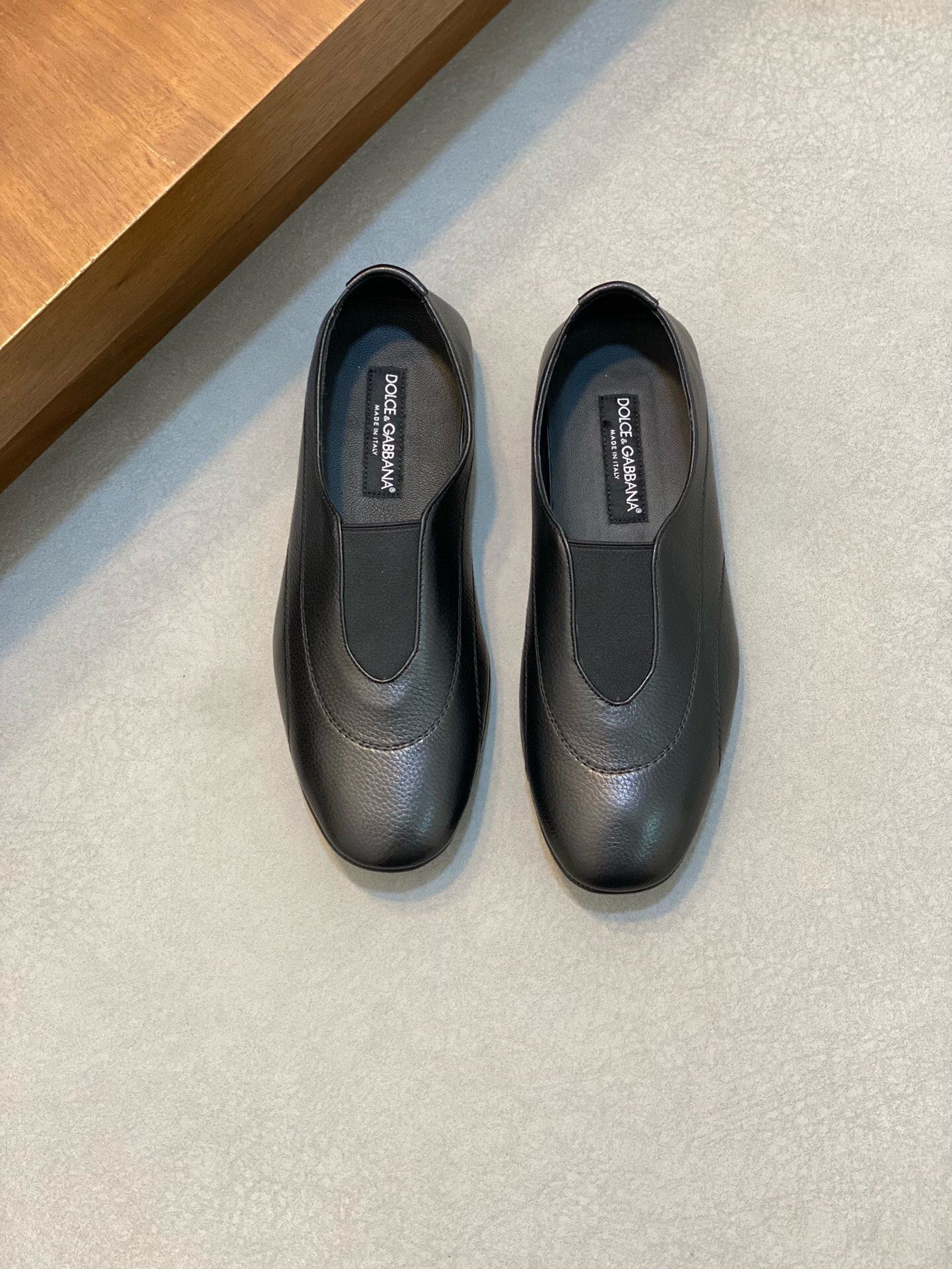 NO:218438,New DG Lazy Driving Shoes for Men, Doudou Shoes. This Doudou Shoes are made of soft calfskin and are exquisite and fashionable. The original anti-slip rubber outsole uses a bag-like structure to fix the upper, which is durable and does not fall off the bottom. Refined hand-stitching, water-dyed cowhide leather inside, comfortable label insole, with original packaging box, complete information, and support comparison!  A variety of options!  Size 39-40-41-42-43-44 [38, 45 customized] Standard leather shoes size (for those with high instep or wide feet, fat feet, can choose one size larger), Dolce & Gabbana, cowhide19860909男士新款DG 懒人驾车鞋豆豆鞋 这款豆豆鞋由柔软小牛皮制成,精致时髦.原版防滑橡胶大底采用袋状结构固定鞋面,经久耐穿,不掉底,精制手工缝线,内里水染牛皮,舒适带标鞋垫, 配原包装盒,资料齐全,支持对比！多款可选！ 码数39-40-41-42-43-44【38、45订做】标准皮鞋尺码（脚背高或脚宽脚肥者可选大一码）,,Dolce&Gabbana,cowhide,Men's shoes