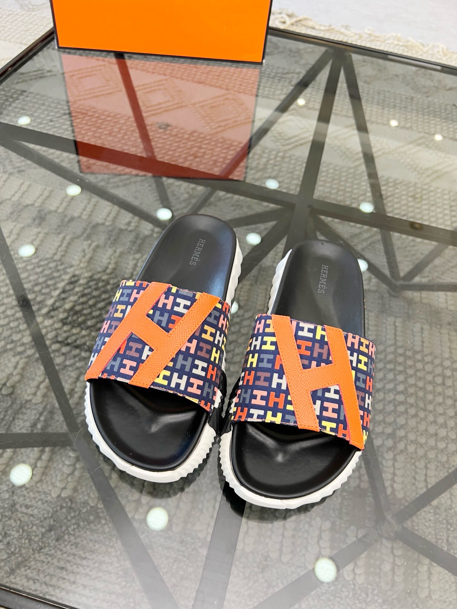 NO:218174,Brand HERMES color original color matching Size 39-44 Customized 45.46 Price Material Hermes new spring and summer slippers counter synchronization, upper imported Italian cowhide, high-quality craftsmanship, original factory special sole, exclusive activity molding sole Super comfortable, Hermes-slippers-sandals, hermes, hermes, sandals, slippers, cowhide19860909品牌HERMES 颜色原版配色 码数39-44定做45.46 价格 材质爱马仕新款春夏拖鞋专柜同步,鞋面意大利进口牛皮,高品质工艺,原厂特供大底,独家活动成型底 超级舒适,爱马仕-拖鞋-凉鞋,hermes,hermes,sandals,slippers,cowhide,Men's shoes