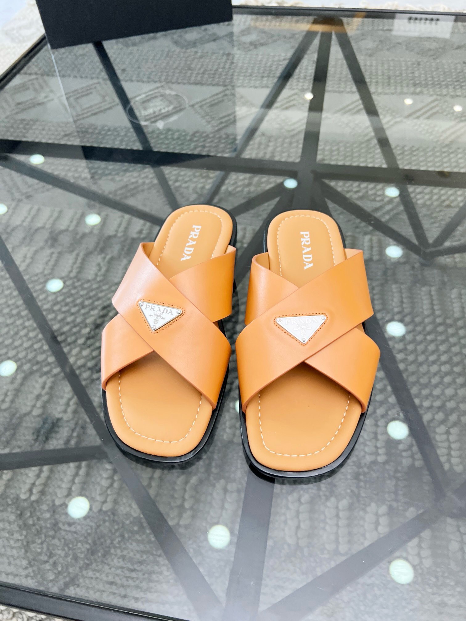 NO:218338,Brand P R A D A Color Original Color Code Number 39-44 Customized 38454647 Price Material Prada Men New Slippers Summer Must-have items made of cowhide leather with strong leather texture and durable Original mold customization (general leather outsole) The highest quality in the market, Prada-slippers-sandals, prada, sandals, slippers, cowhide, Leather soles19860909品牌P R A D A 颜色原版配色 码数39-44定做38454647 价格 材质普拉达男士 新款拖鞋夏季必备单品采用牛皮制作皮质感极强舒适 耐穿 原版开模定制（真皮大底）市场最高品质,普拉达-拖鞋-凉鞋,prada,sandals,slippers,cowhide,Leather soles,Men's shoes