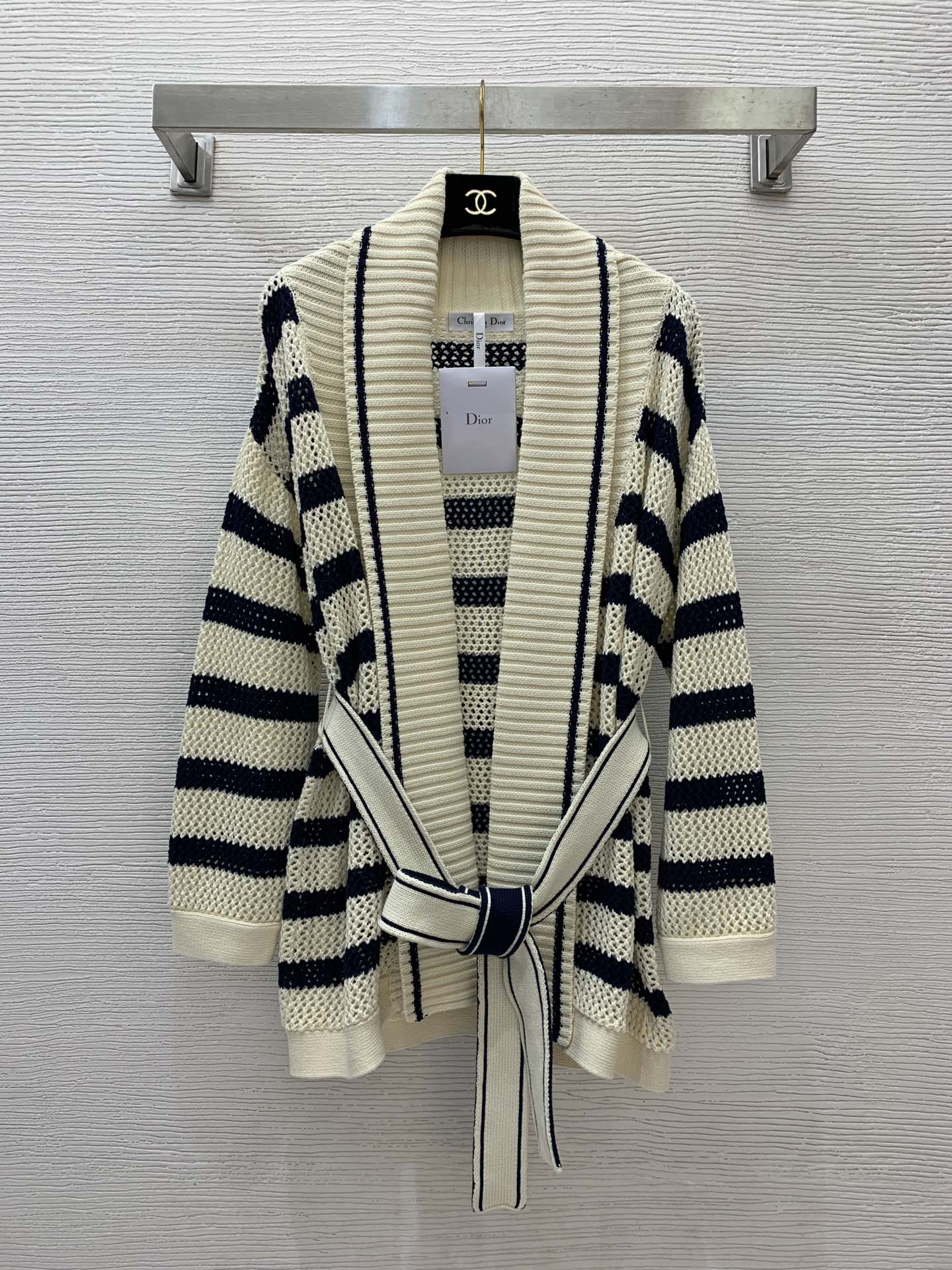 NO:308745,Model number G24071816 Dio* new autumn and winter style, white and rich beauty outfit, striped navy style bathrobe style flip collar, five-pointed star CD embroidery with belt waist mid-length long sleeve knitted jacket cardigan!  (One size bust 110, sleeve length 45, clothing length 64, dior, jackets & coats, alexander wang19860909款号G24071816 Dio*秋冬新款 白富美穿搭条纹海军风浴袍式翻边领五角星CD刺绣搭配腰带束腰中长款长袖针织外套开衫！（均码胸围110,袖长45,衣长64,,dior,jackets & coats,alexander wang,Women's clothing