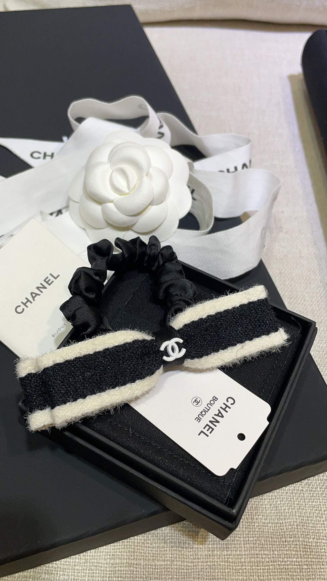 NO:632875,Arrive today. New black and white color knitted bow double C hair tie. Black and white color double layer bow. The knitted fabric is very special. It is embellished with a white double C small logo. It is fashionable and age-reducing. It is practical and versatile for daily use. You will not regret it if you close your eyes. 88160, Cardia high-end jewelry19860909今日到货  新款黑白配色针织蝴蝶结双C发圈 黑白配色双层蝴蝶结 针织面料很特别 点缀了白色双C小logo 时髦又减龄 日常实用百搭不挑人 闭眼入不后悔 88160,,卡迪亚高端饰品,Jewelry