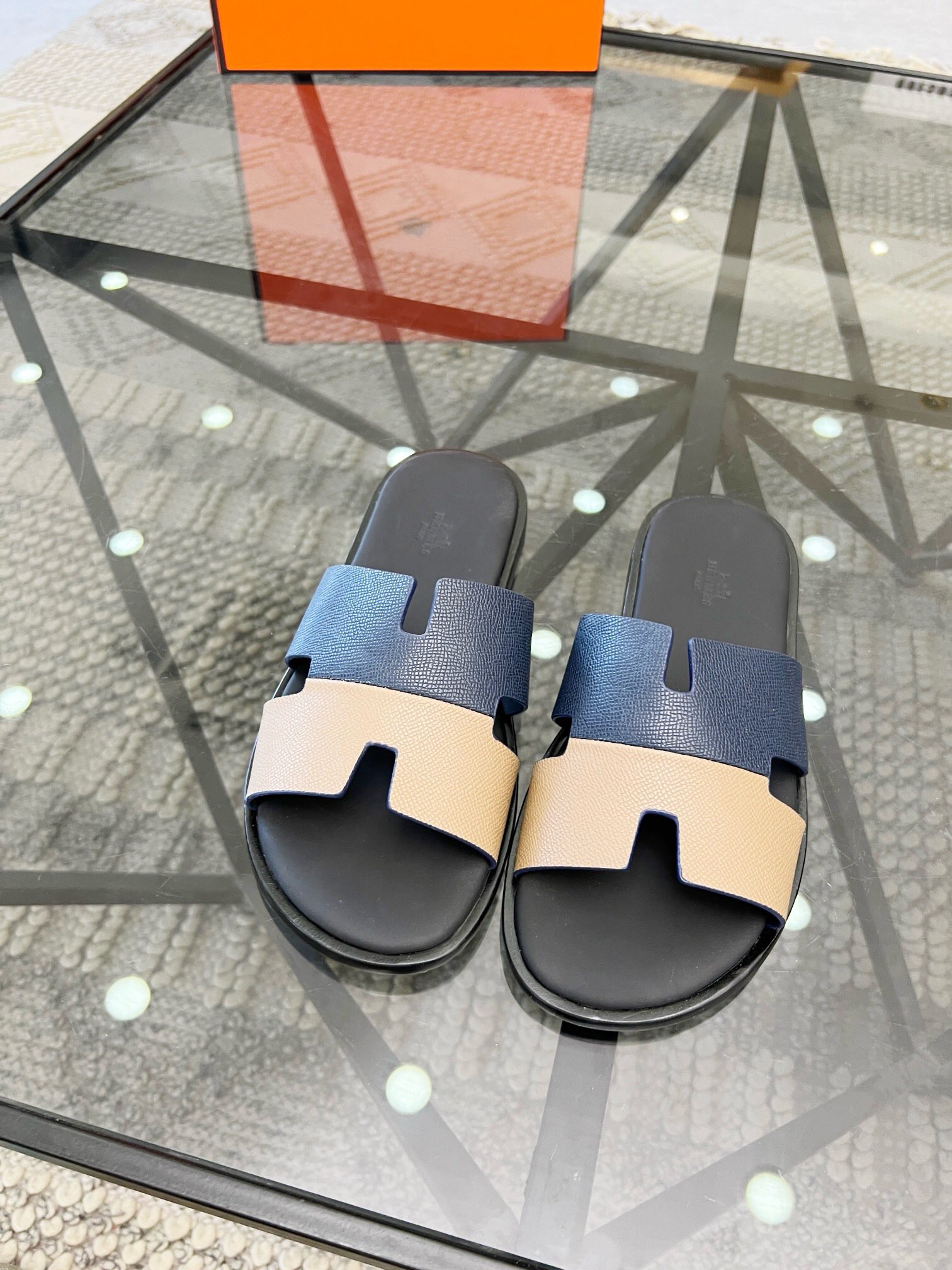 NO:218708,Brand HERMES color original color matching code number 39-44 customized 38.45.46 Price Material Hermes new spring and summer slippers counter synchronization, upper imported Italian cowhide, high-quality splicing color craftsmanship, original (real leather sole) special sole, exclusive movable molding sole is super comfortable, original heeling goods, high quality, welcome to compare., Hermes-slippers-sandals, hermes, hermes, sandals, slippers, cowhide19860909品牌HERMES 颜色原版配色 码数39-44定做38.45.46 价格 材质爱马仕新款春夏拖鞋专柜同步,鞋面意大利进口牛皮,高品质拼接色彩工艺,原厂（真皮底）特供大底,独家活动成型底超级舒适,原厂跟单货,高品质,欢迎对比.,爱马仕-拖鞋-凉鞋,hermes,hermes,sandals,slippers,cowhide,Men's shoes