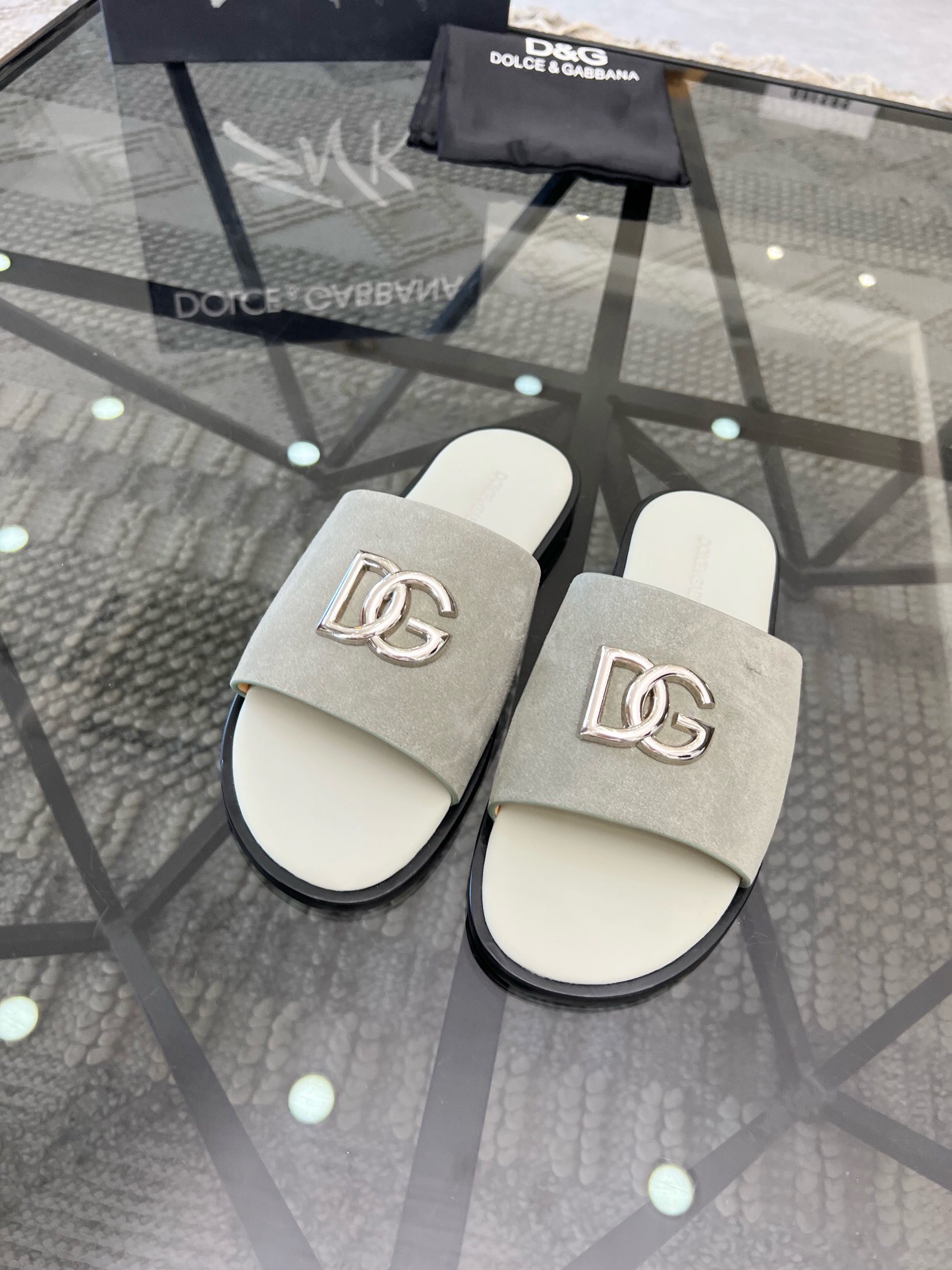 NO:218332,Brand D&G original color matching, code number 39-44 customized 38.45.46 Price Material Dolce & Gabbana new style Men's slippers, 1:1 high-end quality, top layer cowhide material, matched with classic logo, casual, fashionable, comfortable, high-quality, (genuine leather outsole) must-have in summer!  ,D&G Slippers - Sandals,Dolce&Gabbana,Dolce&Gabbana,sandals,slippers,cowhide,Leather soles19860909品牌D&G 颜色原版配色 码数39-44定做38.45.46 价格 材质杜嘉班纳新款 男士 拖鞋,1:1高端品质,头层牛皮材质 搭配经典logo,休闲 时尚 舒适型,高品质精品,（真皮大底）夏季必备哦！,D&G 拖鞋-凉鞋,Dolce&Gabbana,Dolce&Gabbana,sandals,slippers,cowhide,Leather soles,Men's shoes