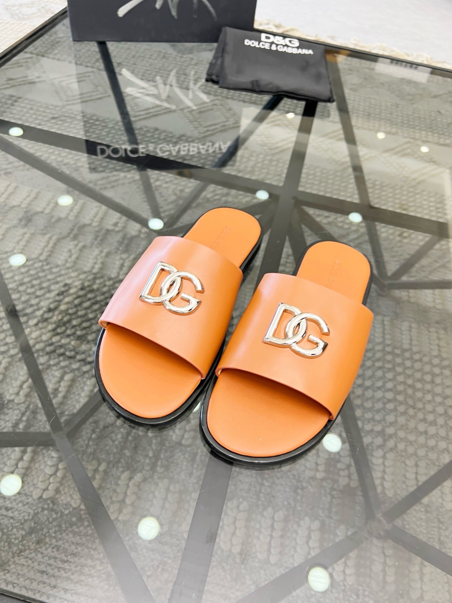 NO:217011,Brand D&G original color matching, code number 39-44 customized 38.45.46 Price Material Dolce & Gabbana new style Men's slippers, 1:1 high-end quality, top layer cowhide material, matched with classic logo, casual, fashionable, comfortable, high-quality, (genuine leather outsole) must-have in summer!  ,D&G Slippers - Sandals,Dolce&Gabbana,Dolce&Gabbana,sandals,slippers,cowhide,Leather soles19860909品牌D&G 颜色原版配色 码数39-44定做38.45.46 价格 材质杜嘉班纳新款 男士 拖鞋,1:1高端品质,头层牛皮材质 搭配经典logo,休闲 时尚 舒适型,高品质精品,（真皮大底）夏季必备哦！,D&G 拖鞋-凉鞋,Dolce&Gabbana,Dolce&Gabbana,sandals,slippers,cowhide,Leather soles,Men's shoes