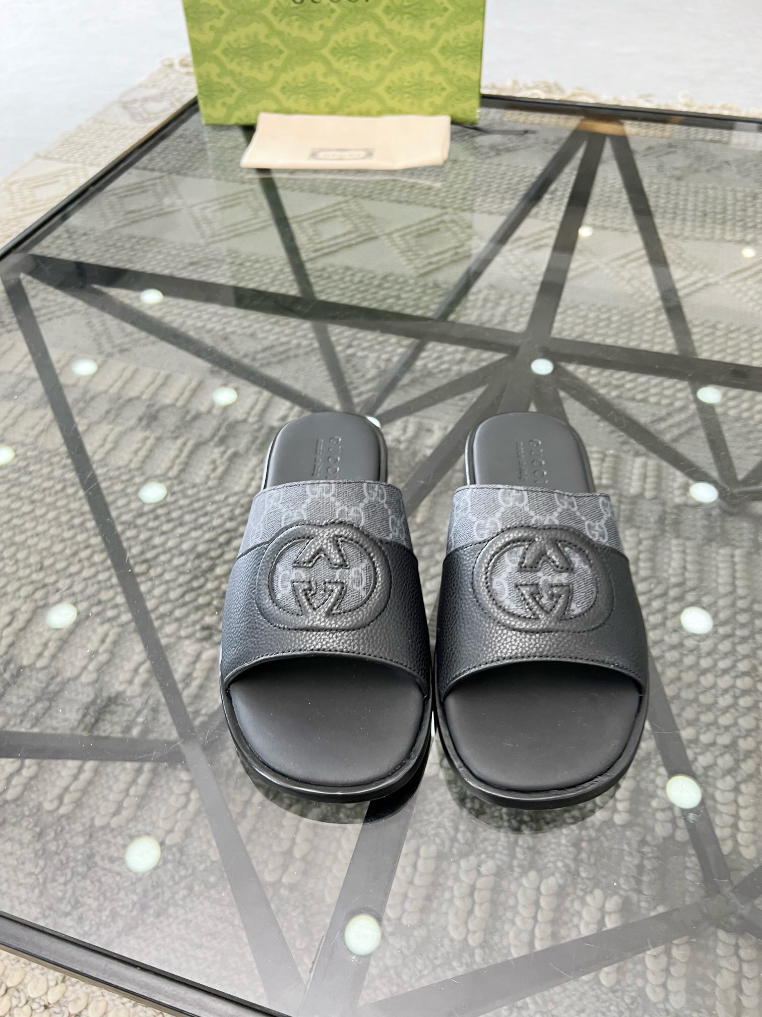 NO:218327,Brand GUCCI color original color matching number 39-44 customized 38.45.46 Price Material Guqi new style Men's slippers, 1:1 high-end quality, top layer cowhide material, matched with classic logo, casual, fashionable, comfortable, high-quality, (genuine leather sole) must-have in summer!  , Gucci - Slippers - Sandals, Gucci, Sandals, Slippers, Cowhide, Leather soles19860909品牌GUCCI 颜色原版配色 码数39-44定做38.45.46 价格 材质古奇新款 男士 拖鞋,1:1高端品质,头层牛皮材质 搭配经典logo,休闲 时尚 舒适型,高品质精品,（真皮大底）夏季必备哦！,古奇-拖鞋 -凉鞋,gucci,sandals,slippers,cowhide,Leather soles,Men's shoes