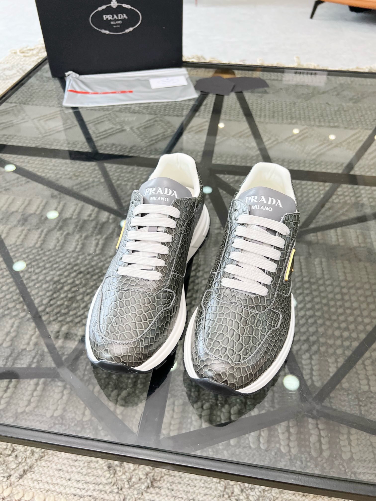 NO:219320,Brand P R A D A Color Original Color Pair Number 39-44 Customized 38.45 Price Material Prada New Product Original Single-Custom Low-top Casual Sports Shoes!  The upper is made of original soft cowhide with Prada logo cowhide inner lining. The original molded outsole of cowhide is made of high quality, worth owning. Prada, prada, sneakers, cowhide19860909品牌P R A D A 颜色原版配色 码数39-44定做38.45 价格 材质普拉达新品原单货低帮休闲运动鞋！鞋面采用原版柔软牛皮搭配普拉达标识牛皮内里 牛皮垫脚原版开模大底、高品质值得拥有,普拉达,prada,sneakers,cowhide,Men's shoes