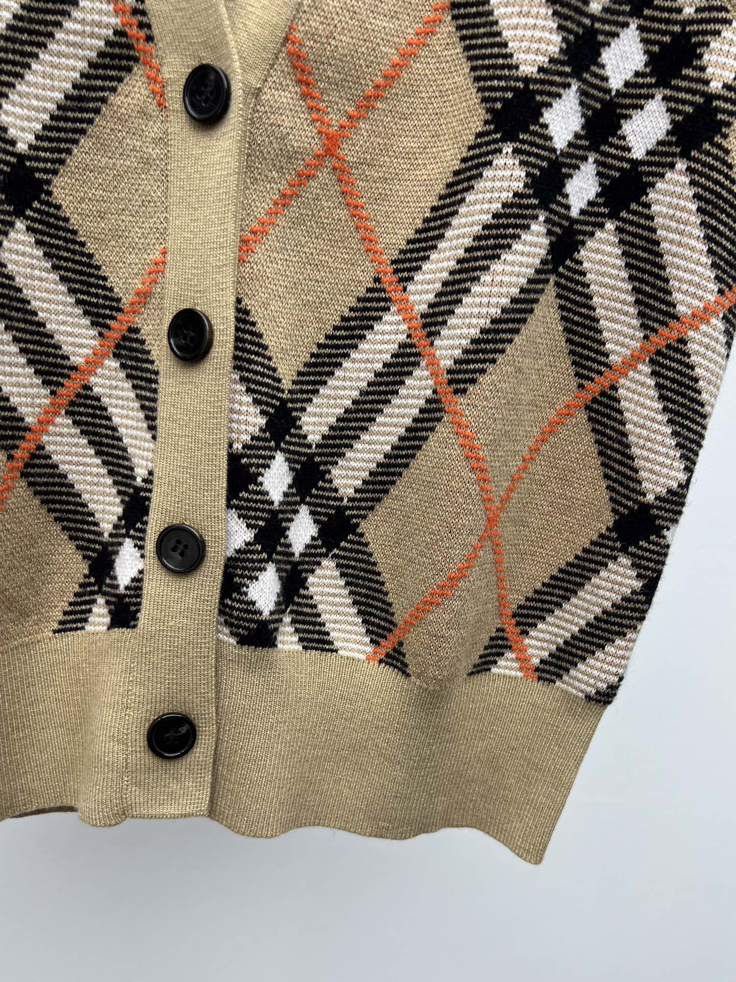 Burberry Women’s Wool Suit with Decorative Knitting and V-Collar Design - 图片 6
