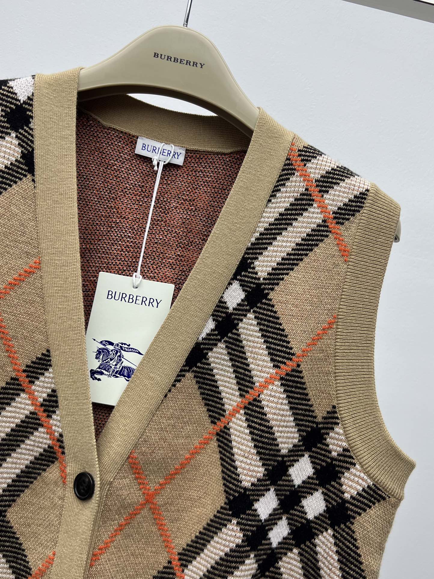 Burberry Women’s Wool Suit with Decorative Knitting and V-Collar Design - 图片 3