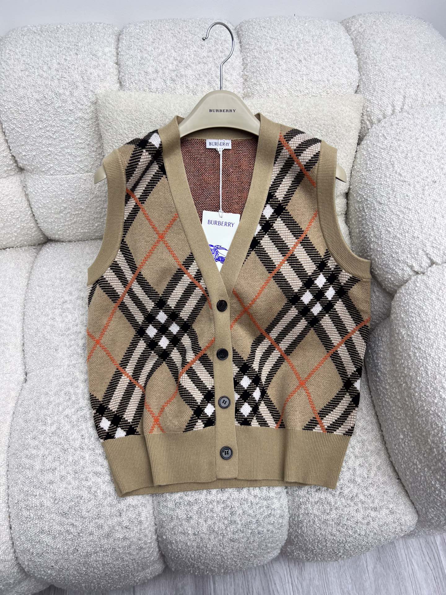 Burberry Women’s Wool Suit with Decorative Knitting and V-Collar Design - 图片 9