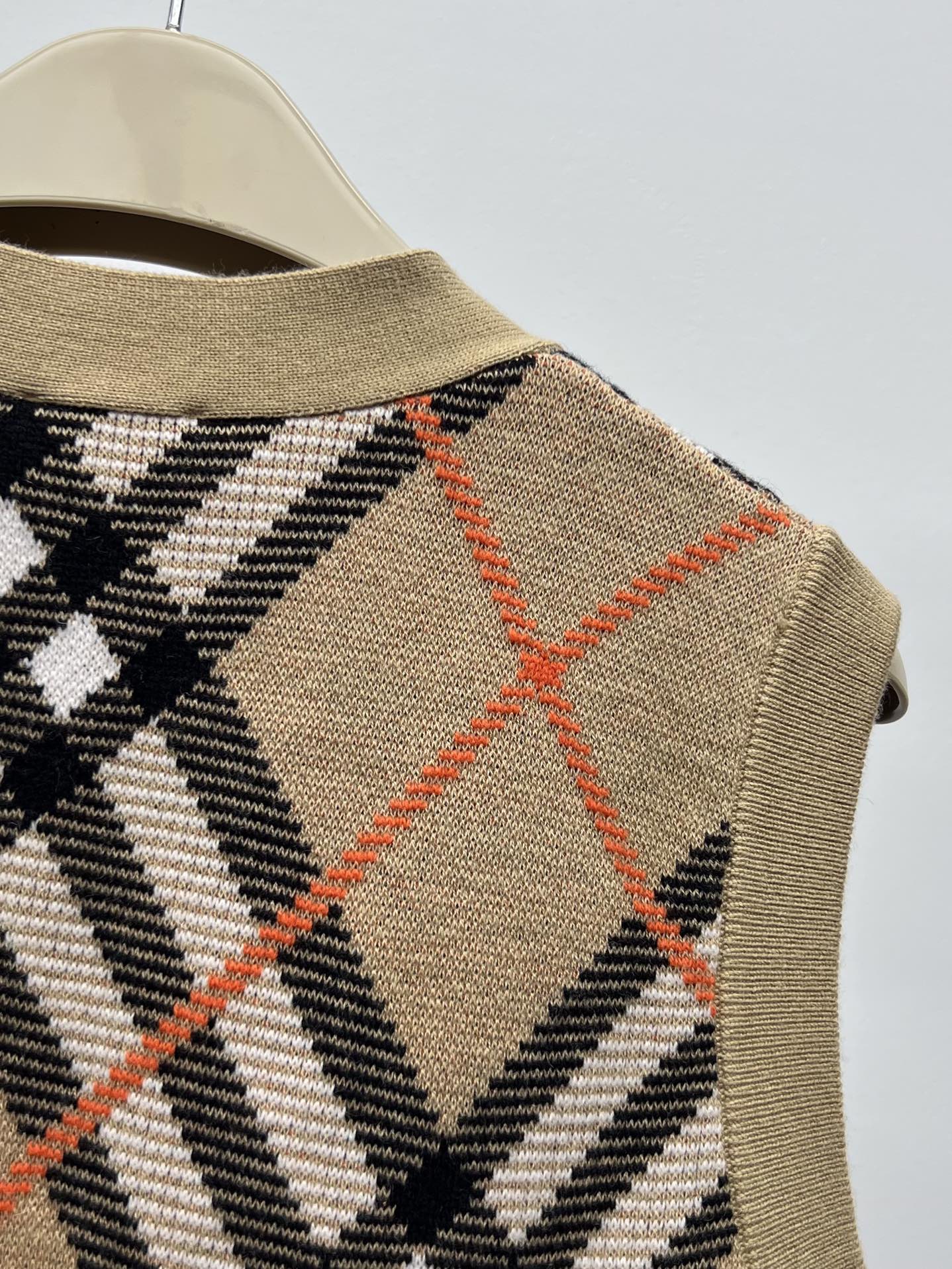 Burberry Women’s Wool Suit with Decorative Knitting and V-Collar Design - 图片 8