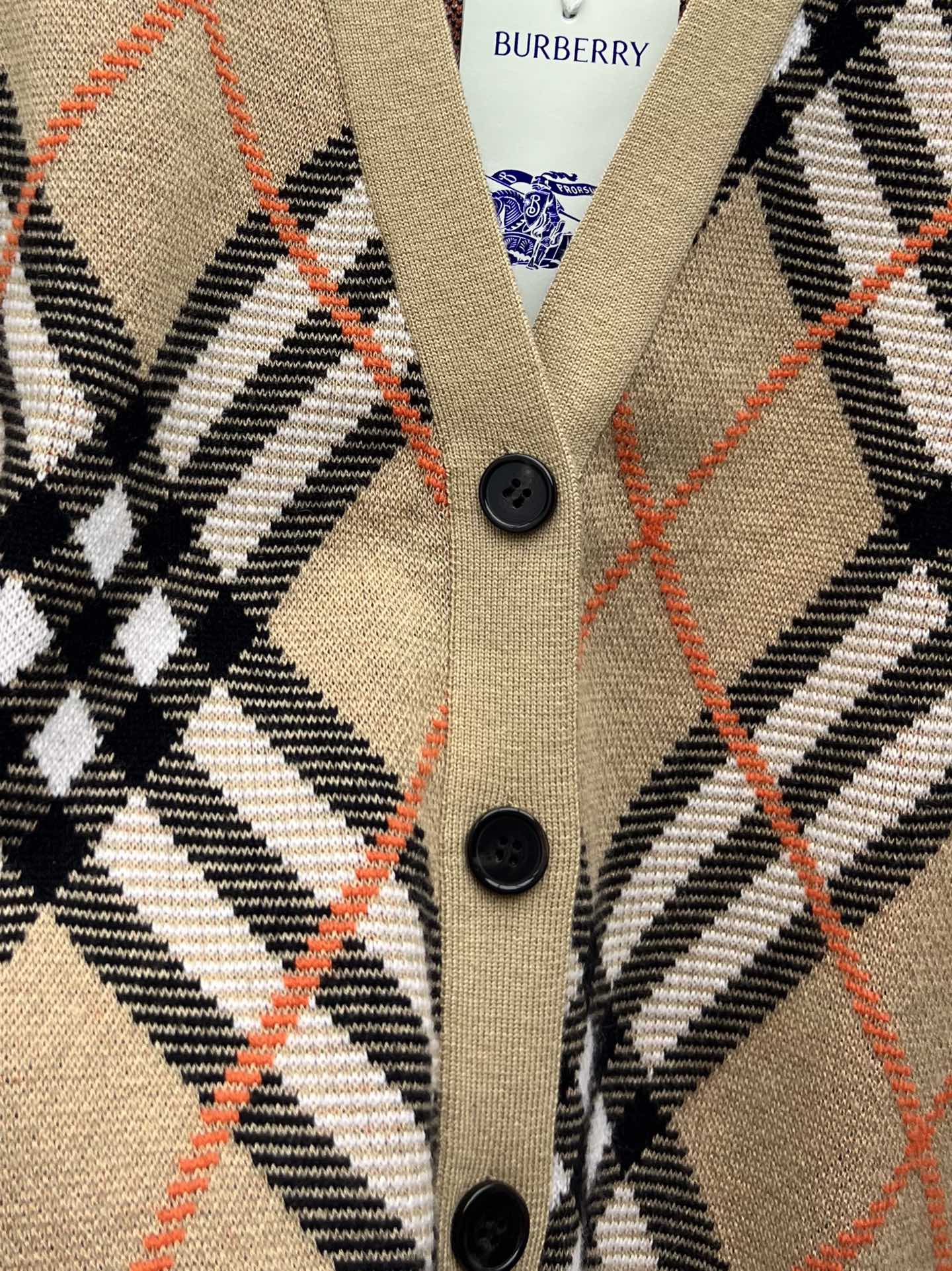 Burberry Women’s Wool Suit with Decorative Knitting and V-Collar Design - 图片 5