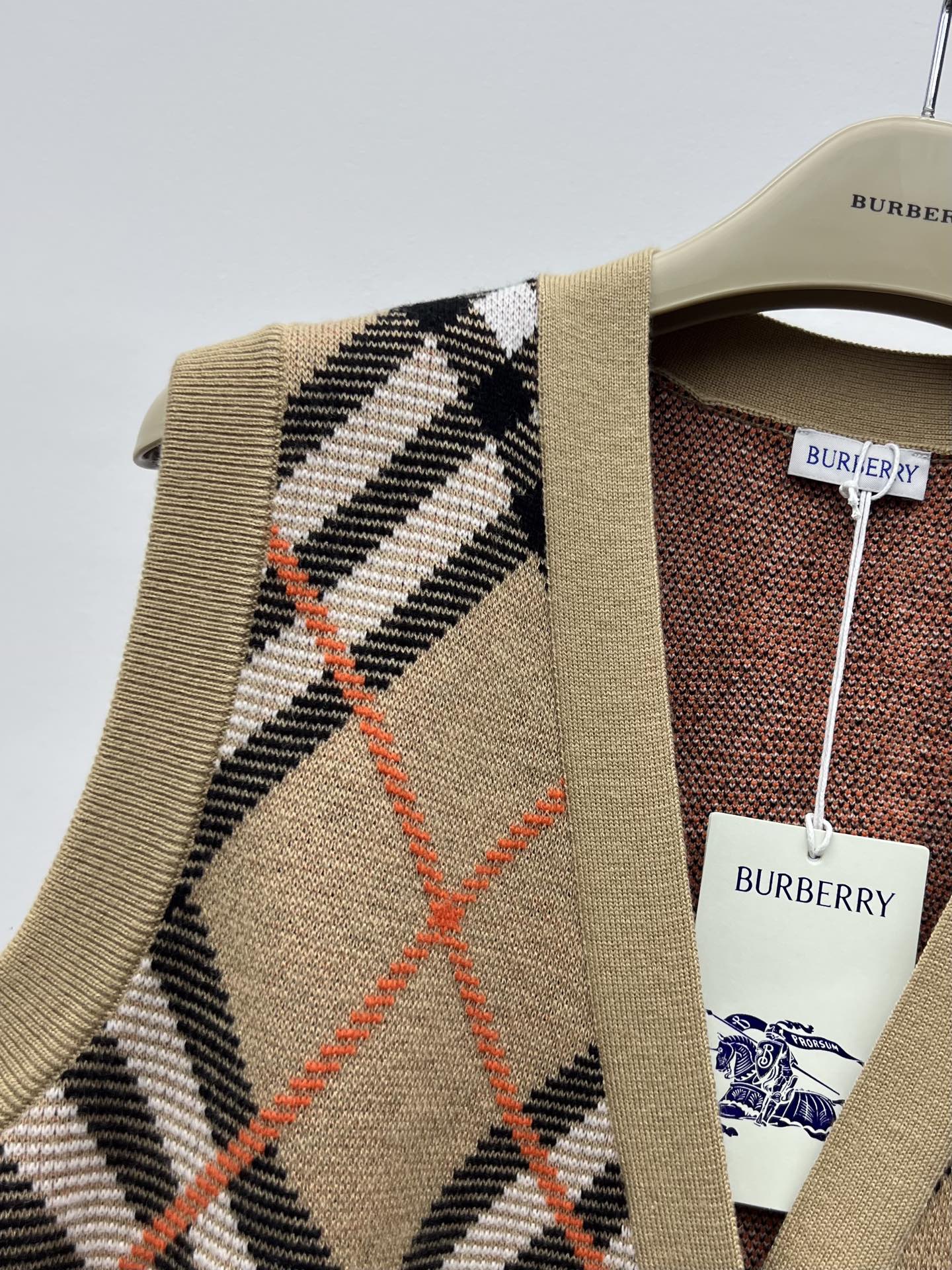 Burberry Women’s Wool Suit with Decorative Knitting and V-Collar Design - 图片 4