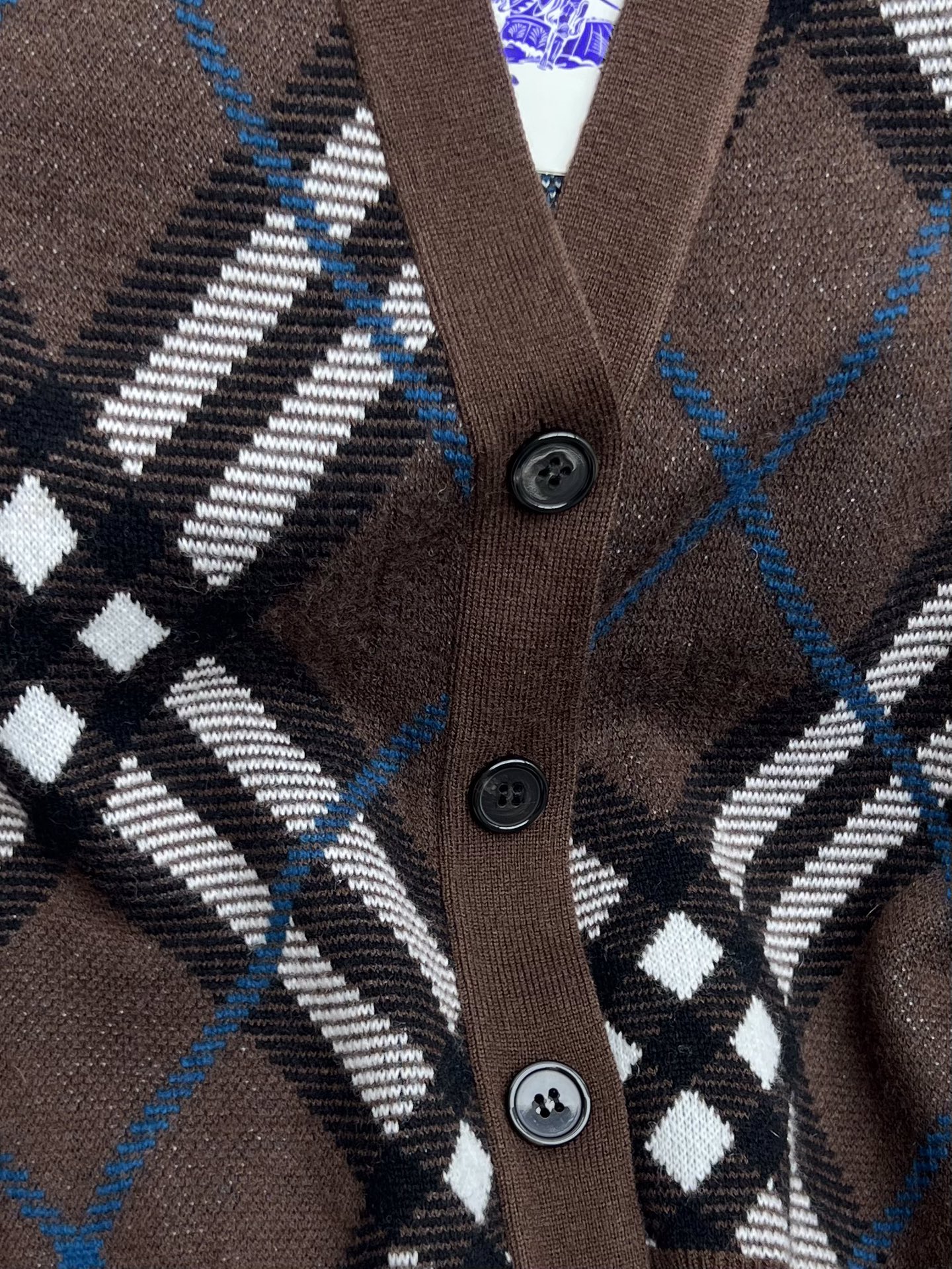 Burberry Women’s Suit with Decorative Knitting and V-Collar Design - 图片 4
