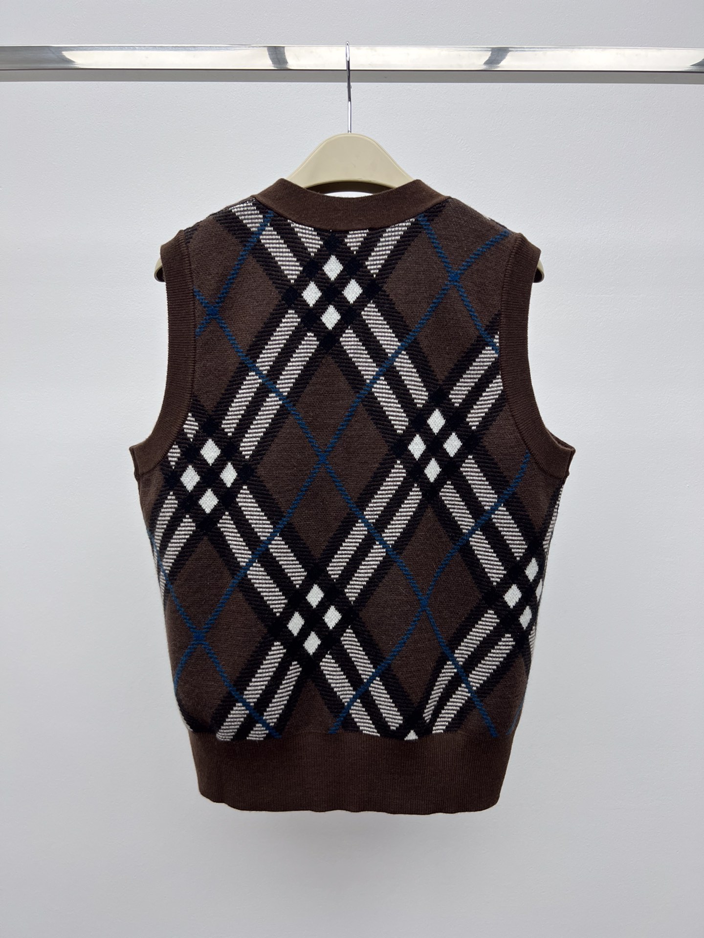 Burberry Women’s Suit with Decorative Knitting and V-Collar Design - 图片 6
