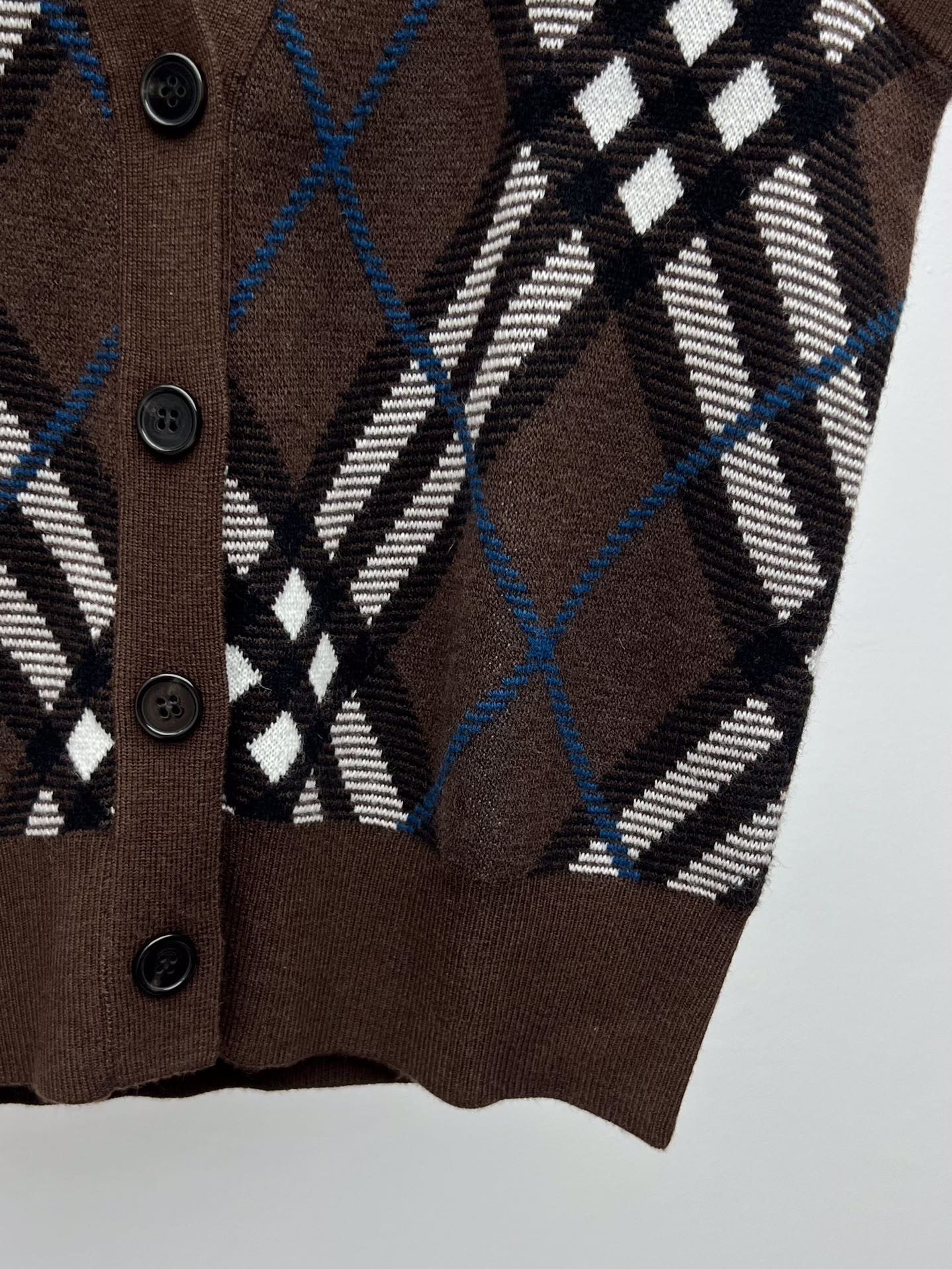 Burberry Women’s Suit with Decorative Knitting and V-Collar Design - 图片 5