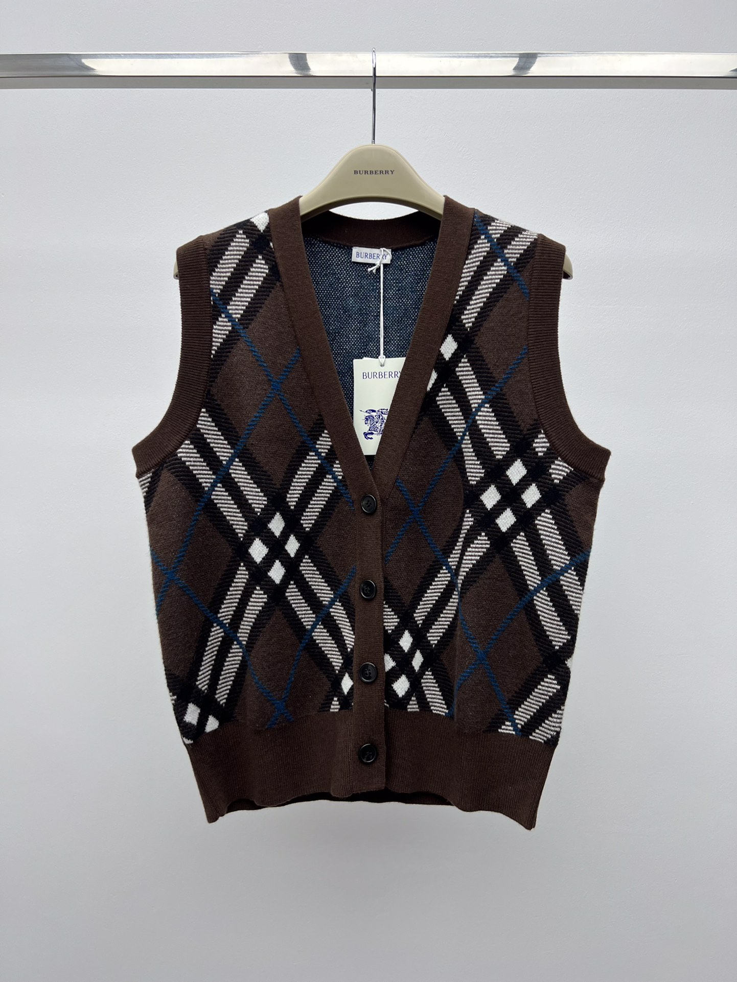 Burberry Women’s Suit with Decorative Knitting and V-Collar Design - 图片 1