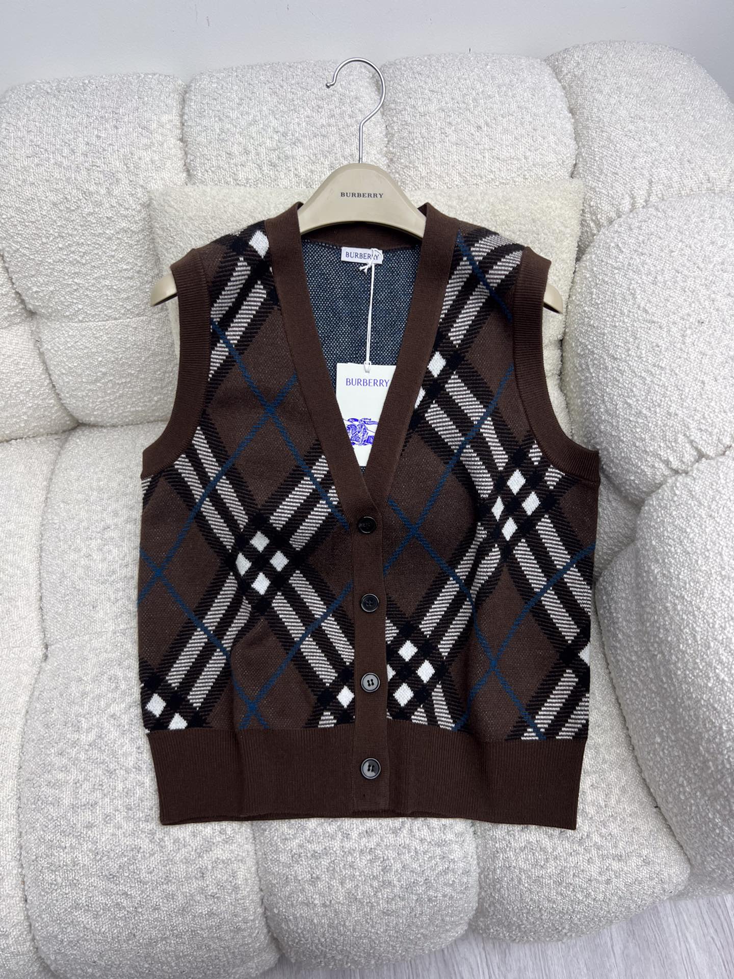 Burberry Women’s Suit with Decorative Knitting and V-Collar Design - 图片 8