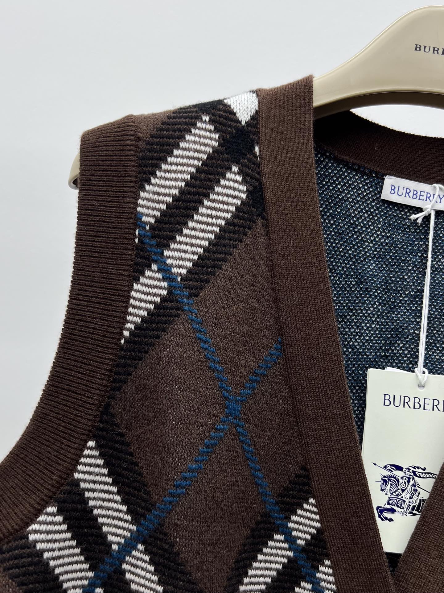 Burberry Women’s Suit with Decorative Knitting and V-Collar Design - 图片 3