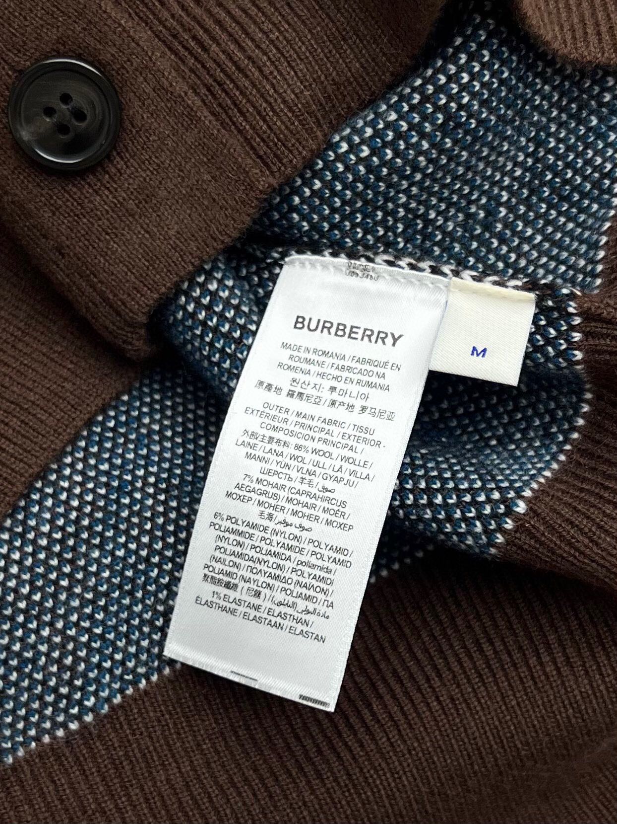 Burberry Women’s Suit with Decorative Knitting and V-Collar Design - 图片 9