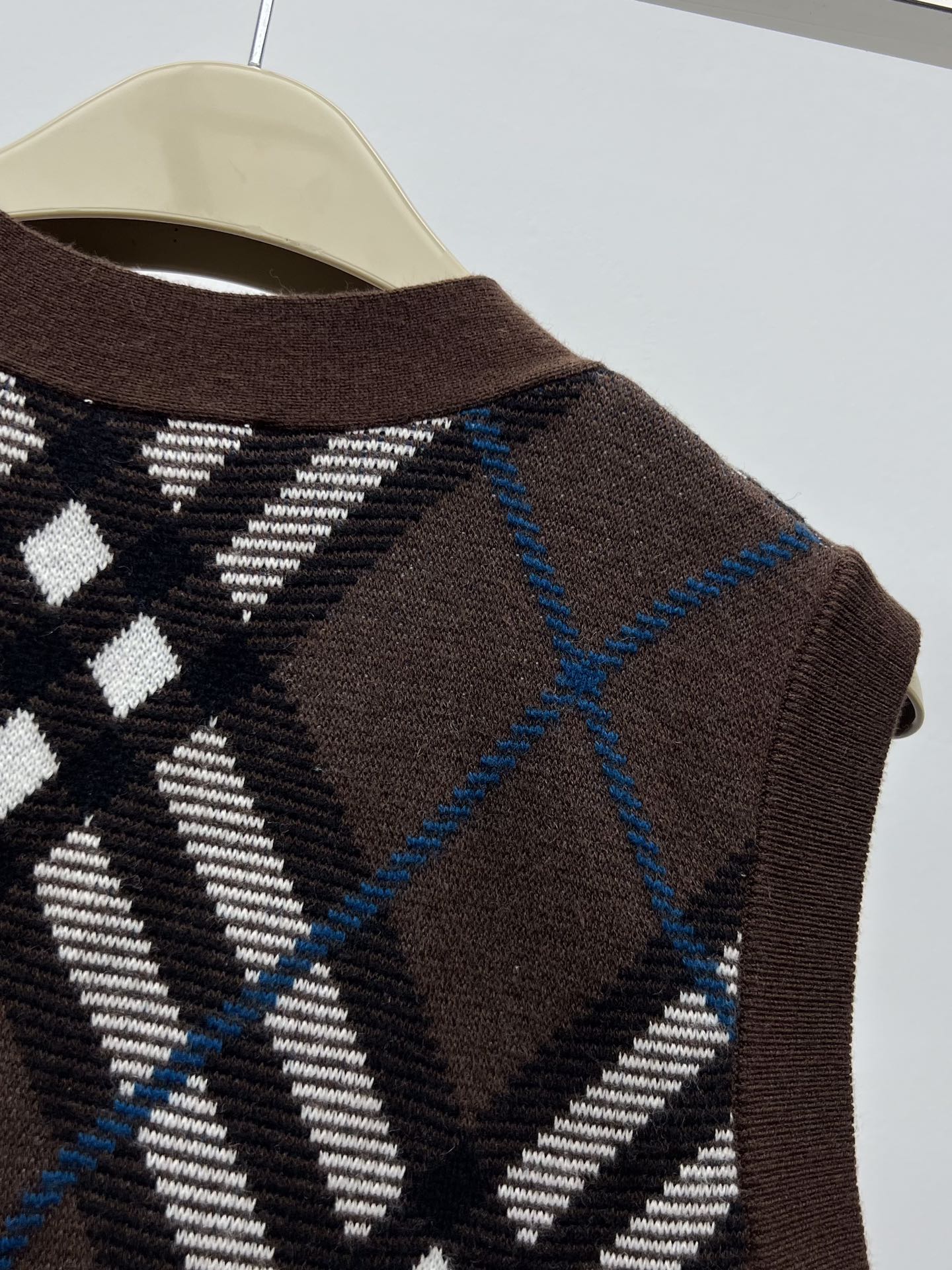 Burberry Women’s Suit with Decorative Knitting and V-Collar Design - 图片 7