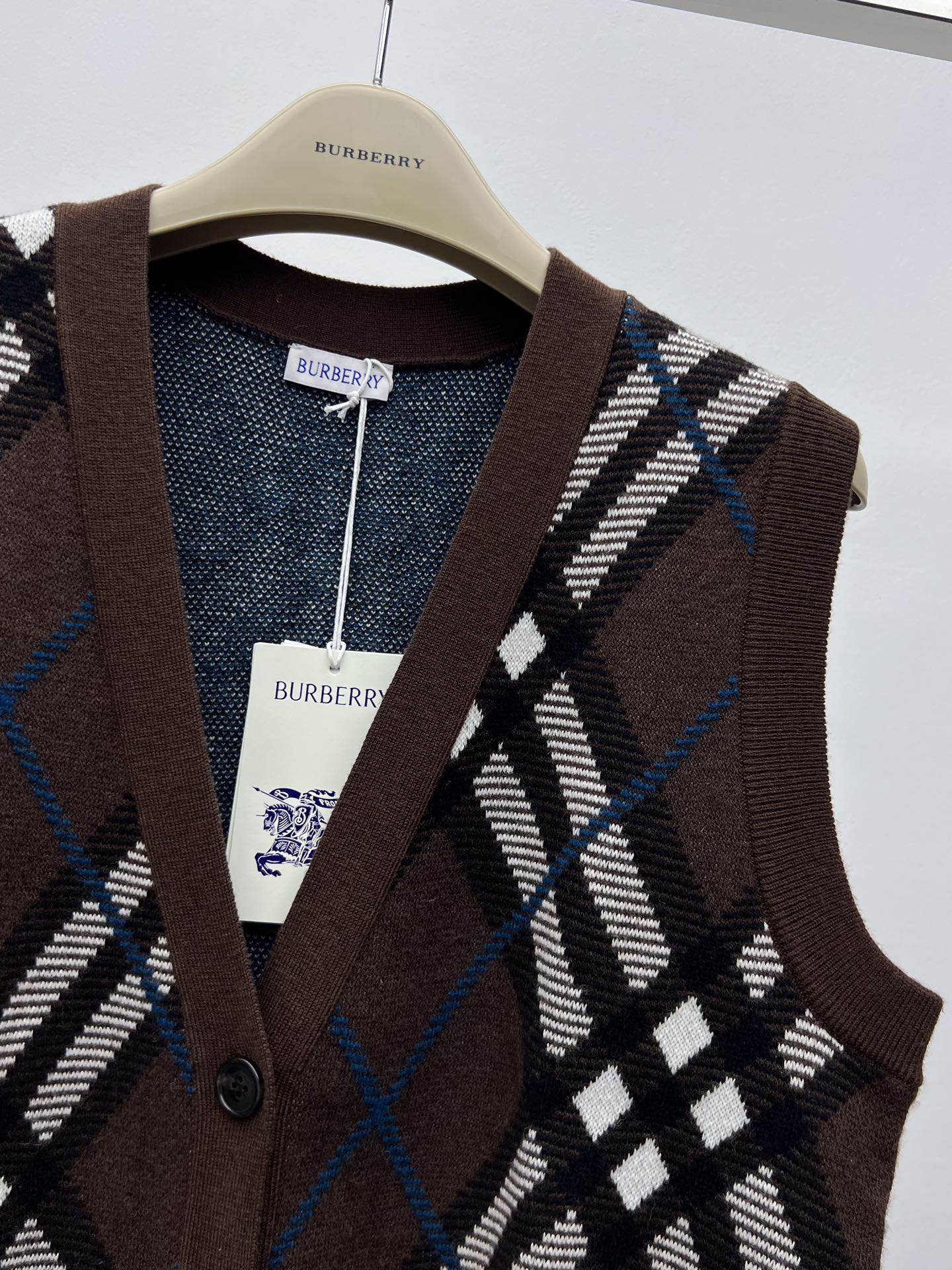 Burberry Women’s Suit with Decorative Knitting and V-Collar Design - 图片 2