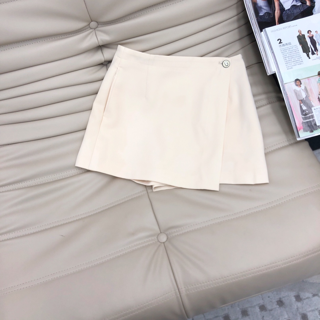 NO:626867,A very iconic shorts from the D family, a classic version of culottes, which are easy to wear and easy to match. The shape is very elegant, crisp and fit the curves, and the upper body is versatile and fashionable. 2 colors SML.M, dior, skirts, shorts, alexander wang19860909D家很有标志性的一款短裤,经典版型裤裙,穿起来方便又很好搭配,版型非常考究,挺括又贴合曲线,上身百搭时尚.2色SML.M,,dior,skirts,shorts,alexander wang,Women's clothing