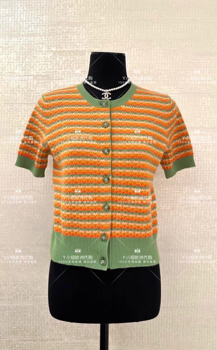 NO:648820,Model No. G24071873 Chane*highest version of exquisite customized temperament small fragrance style 5-word button contrasting wavy striped round neck buttoned knitted cardigan short-sleeved top!  36.38.40 (36 size bust 78, sleeve length 25, dress length 52) Hair,,chanel,T-shirt,alexander wang19860909款号G24071873 Chane*高版本精品定制气质小香风5字扣撞色波浪条纹圆领系扣针织开衫短袖上衣！36.38.40（36码胸围78,袖长25,衣长52）发,,chanel,T-shirt,alexander wang,Women's clothing