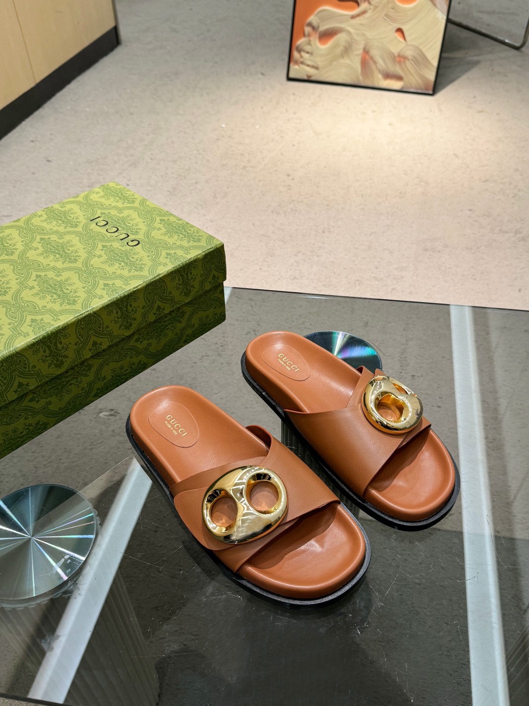 NO:404502,Gucc* Home 2 new flat heel flip-flops, high-end version, long-term products, recommended to beauties, must try this slipper, another favorite ~ the style is super positive, the workmanship is perfect, the foot is very comfortable, elegant and versatile. The original mold opening (not the ordinary version of the market) Italian leather sole!  Material: Original cowhide, imported ultra-soft sheepskin, original upper 11 mold opening G buckle, size 35-42 (41/42 custom-made, non-return and exchange), slippers, gucci, slippers, cowhide, sheepskin, Leather soles19860909Gucc*家2新款平跟一字拖 高版本 长期做货 推荐给美眉们 一定要试试这款拖鞋 又一款心头爱 ~版型超正 做工细节完美 ,上脚非常舒适 高雅百搭.原版开模（不是市场的普通版本）意大利真皮大底！ 材质:原版 牛皮 内里进口超软羊皮 鞋面原版11开模 G扣 码数35-42码（41/42定制不退换）,拖鞋,gucci,slippers,cowhide,sheepskin,Leather soles,Women's Shoes