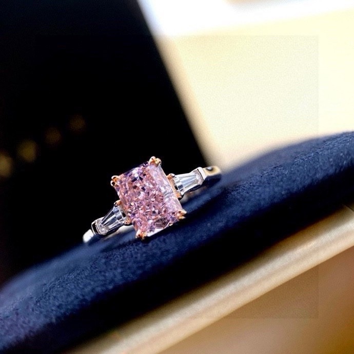 NO:632880,88290, fairy pink diamond ring!  New!  It’s eye-catching!  Very elegant and tasteful!  It is a pleasure to admire it in a jewelry box!  It's so beautiful!  Is it good to play mahjong with it [laughing] The simple design is elegant, the main diamond is 2 carats, very everyday, the shape is beautiful, the golden proportion of the version, the lines are smooth, the ring setting is very comfortable, suitable for all daily matching!  The two secondary diamonds highlight the beautiful shape of the main diamond. The heart shape is plump and square, especially beautiful!  Gray is always gray and always beautiful!  !  The best cutting technology can bring you a bright mood, just like the spring breeze blowing on your face. Real diamond 3EX cutting process, fresh and pleasant powder with new brilliant cutting, the crystal is transparent and pure, the cutting surface is sharp, and the fire is invincible!  It’s really super beautiful, super beautiful, super beautiful!  Very high-end!  There are not many masters who can polish hand-polished diamonds, and a skilled master can only polish a dozen diamonds a day!  It is truly a product of ingenious craftsmanship!  A complete sense of déjà vu with jewelry!  !  In addition, this diamond is an export order and is not available on the market. It is exclusively customized!  With only this one, it’s hard to get a deal!  [Smiling] Silver-plated material, permanent color retention!  Exquisite craftsmanship, no dead ends, all hand thrown!  The yardage is 56789 yards in the United States. Imported raw materials + the latest technology advanced diamond 3EX craft cutting, imported carbon element synthetic materials, brand new imported cutting machines + hand polishing, each one is the best among the best, so beautiful that it is breathtaking!  There is no difference to the naked eye!  It is almost impossible to see this kind of cut diamonds below the gem level in the market, and some are just high-grade simulated diamonds. The export price of these loose diamonds is higher than our finished products, and the prices for the same quality are more than 1,000 yuan. Therefore, it is only compared with real diamonds. Diamond dealers are welcome to buy the display version. Non-experts cannot tell the difference with the naked eye!  Just so awesome!  !  !  In addition, pink diamonds can easily look cheap if you don’t choose the right color. This pink is the most beautiful color we selected, with the right shade, a high-end pink!  ,,ring,gold,gold plating,Cardia high-end jewelry1986090988290,神仙粉钻钻石戒指！ 新品！让人眼前一亮！很有气质和品味！摆在首饰盒里欣赏都是一种享受！ 实在是太美了！戴着打麻将好吗[偷笑] 简约款设计大气,主钻2克拉,很日常,造型很美,版型黄金比例,线条流畅,戒托舒适度很高,适合所有日常搭配！两颗副钻凸显美丽的主钻造型,爱心形状饱满周正,特别美！灰常灰常美！！极品切割工艺,可以为你带来明亮心情,犹如春风拂面 真钻3EX工艺切割,清新可人的粉配上全新璀璨切工,晶体通透纯粹,切割面锐利,火彩无敌！真的超美超美超美的！非常高级！手工打磨的钻,能磨这种钻的师傅不多,而且一个熟手师傅一天只能打磨十几粒！真心是匠心工艺产物！完全珠宝既视感！！另外,这个钻是出口订单,市场上是没有的,独家定制！仅此一家,想撞款也难！[奸笑] 银镀金材质,永久保色！精工艺,无死角全手抛！码数美国56789码. 进口原料＋最新技术高级钻石3EX工艺切割,进口碳元素合成材料,全新进口切割机器+手工打磨,每一颗都是精品中的精品,美到窒息！肉眼真钻无差别！市场宝石级别以下的,基本见不到这种切割钻,有的都只是高级仿真钻.这个裸钻出口价格比我们成品还要高,能买到同品质的定价都在千元以上,所以,只跟真钻比,欢迎做钻石的同行买展示版,非行家肉眼不能辨别！就是那么牛逼！！！ 另外,粉钻颜色选不好很容易显得廉价,这个粉色是我们挑选出来最美的颜色,浓淡适宜,高级粉！,,ring,gold,gold plating,卡迪亚高端饰品,Jewelry