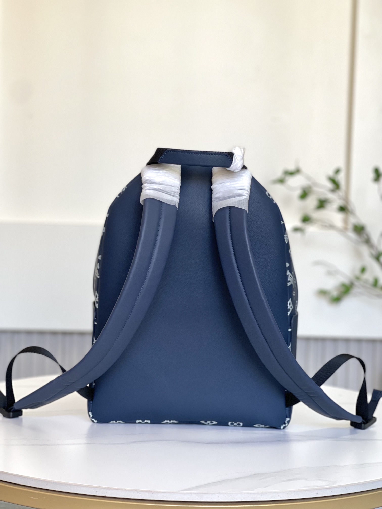 [Backpacks]blueThis Discovery backpack is made of MonogramShadow leather Th