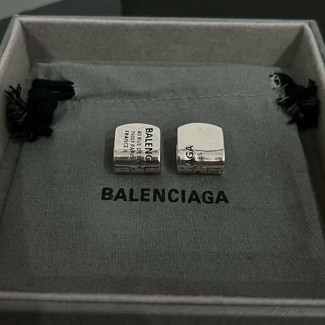 【】 巴黎世家  Balenciaga 耳环  简单 大方 大牌金质感饱满 ，搭配衣服超好看 ！！
