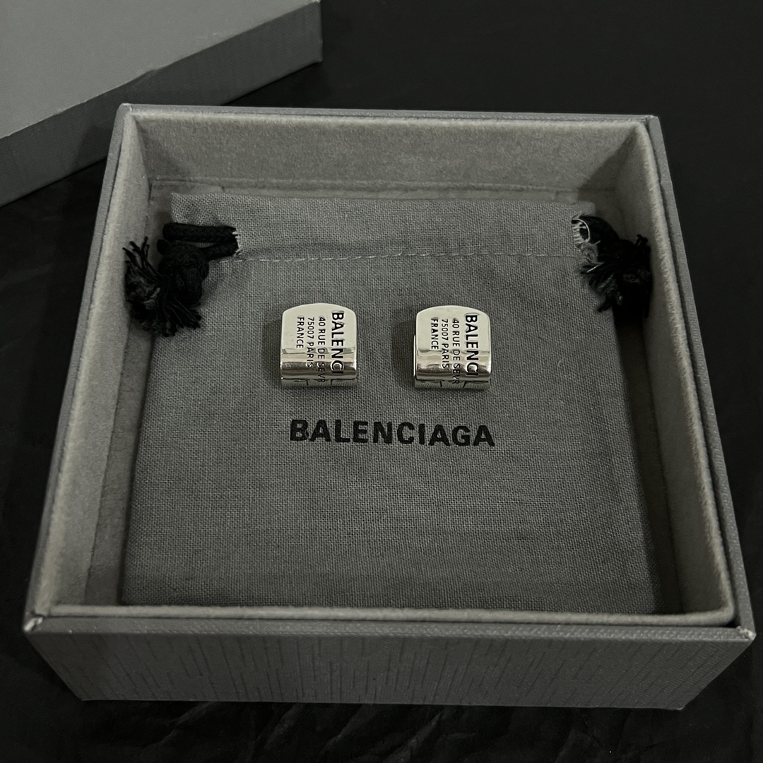 【】 巴黎世家  Balenciaga 耳环  简单 大方 大牌金质感饱满 ，搭配衣服超好看 ！！