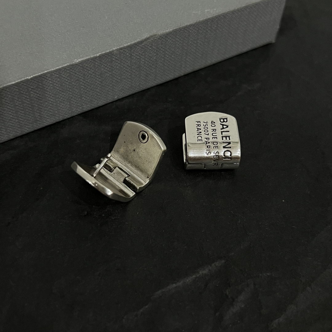 【】 巴黎世家  Balenciaga 耳环  简单 大方 大牌金质感饱满 ，搭配衣服超好看 ！！