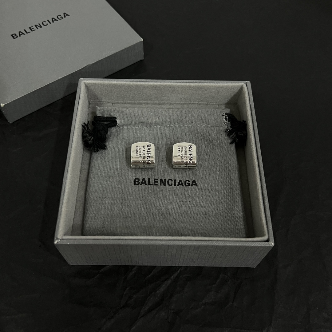 【】 巴黎世家  Balenciaga 耳环  简单 大方 大牌金质感饱满 ，搭配衣服超好看 ！！