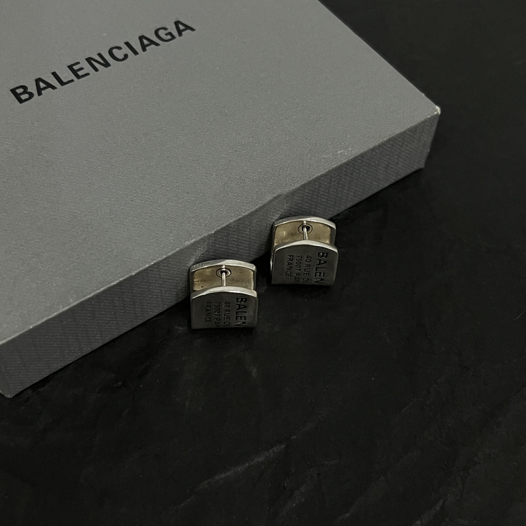 【】 巴黎世家  Balenciaga 耳环  简单 大方 大牌金质感饱满 ，搭配衣服超好看 ！！
