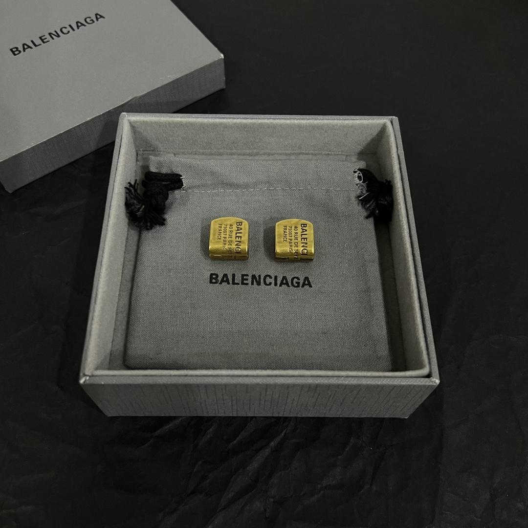 【】 巴黎世家  Balenciaga 耳环  简单大方 大牌金质感饱满 ，搭配衣服超好看 ！！