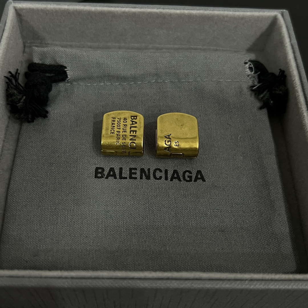 【】 巴黎世家  Balenciaga 耳环  简单大方 大牌金质感饱满 ，搭配衣服超好看 ！！