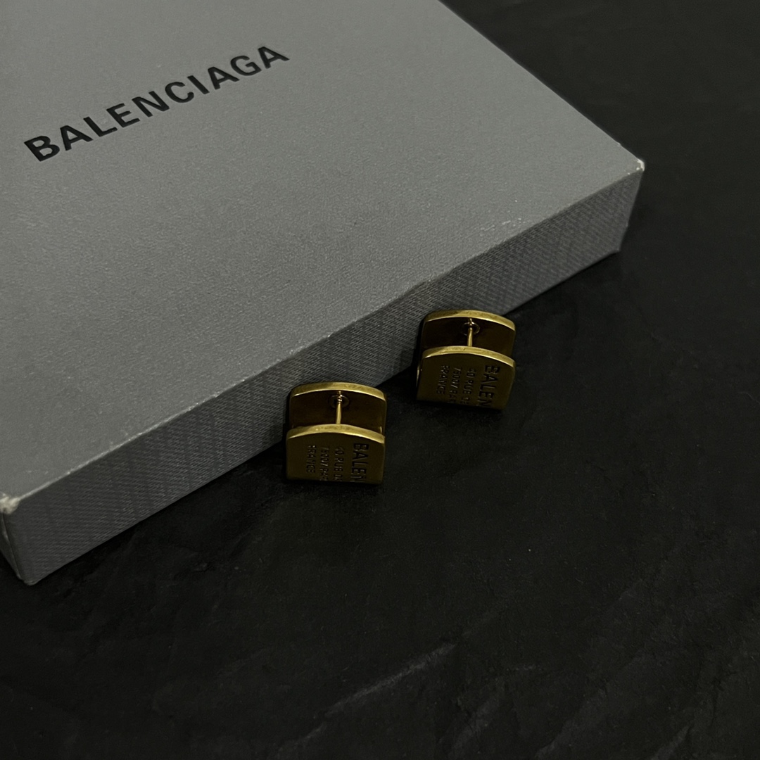 【】 巴黎世家  Balenciaga 耳环  简单大方 大牌金质感饱满 ，搭配衣服超好看 ！！