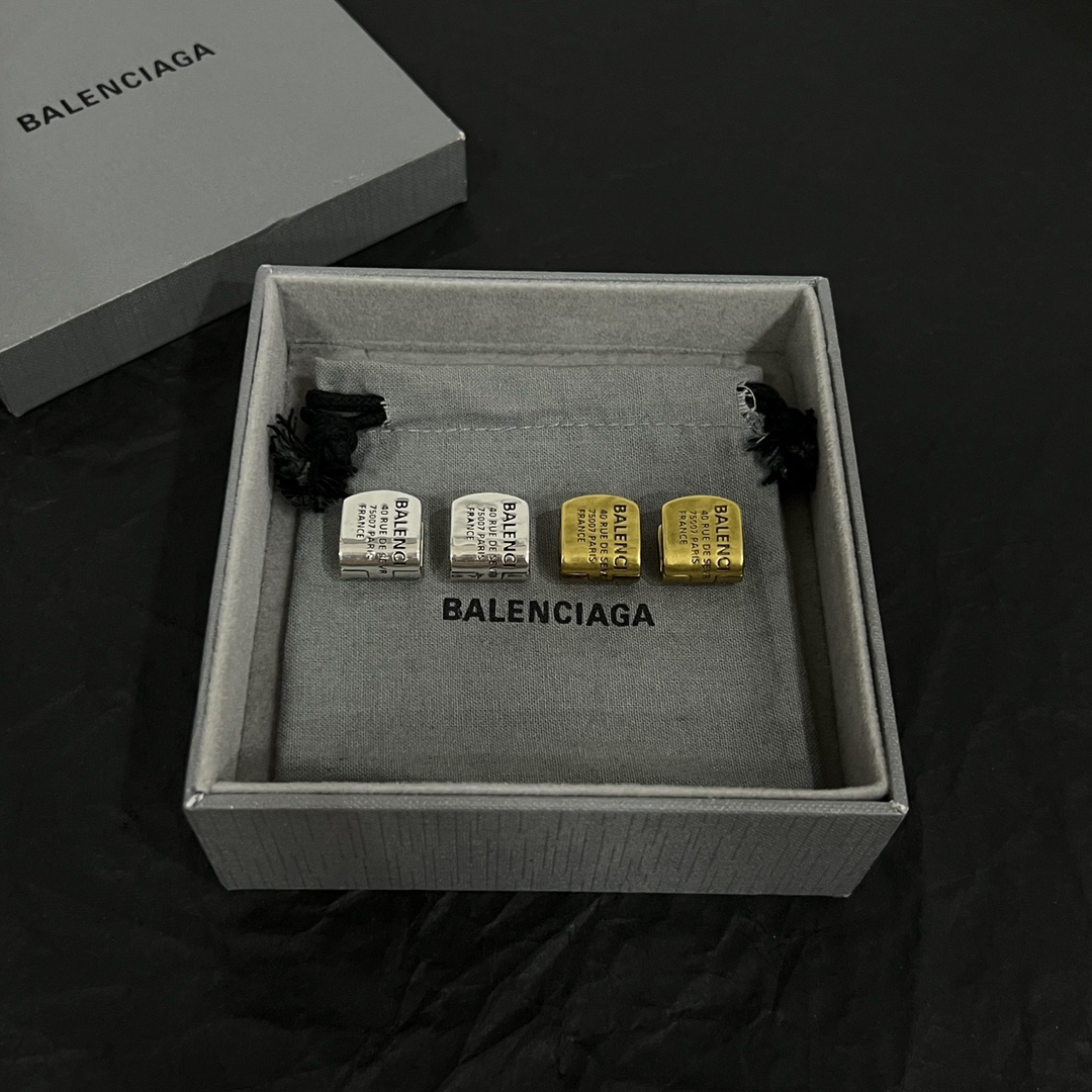 【】 巴黎世家  Balenciaga 耳环  简单大方 大牌金质感饱满 ，搭配衣服超好看 ！！