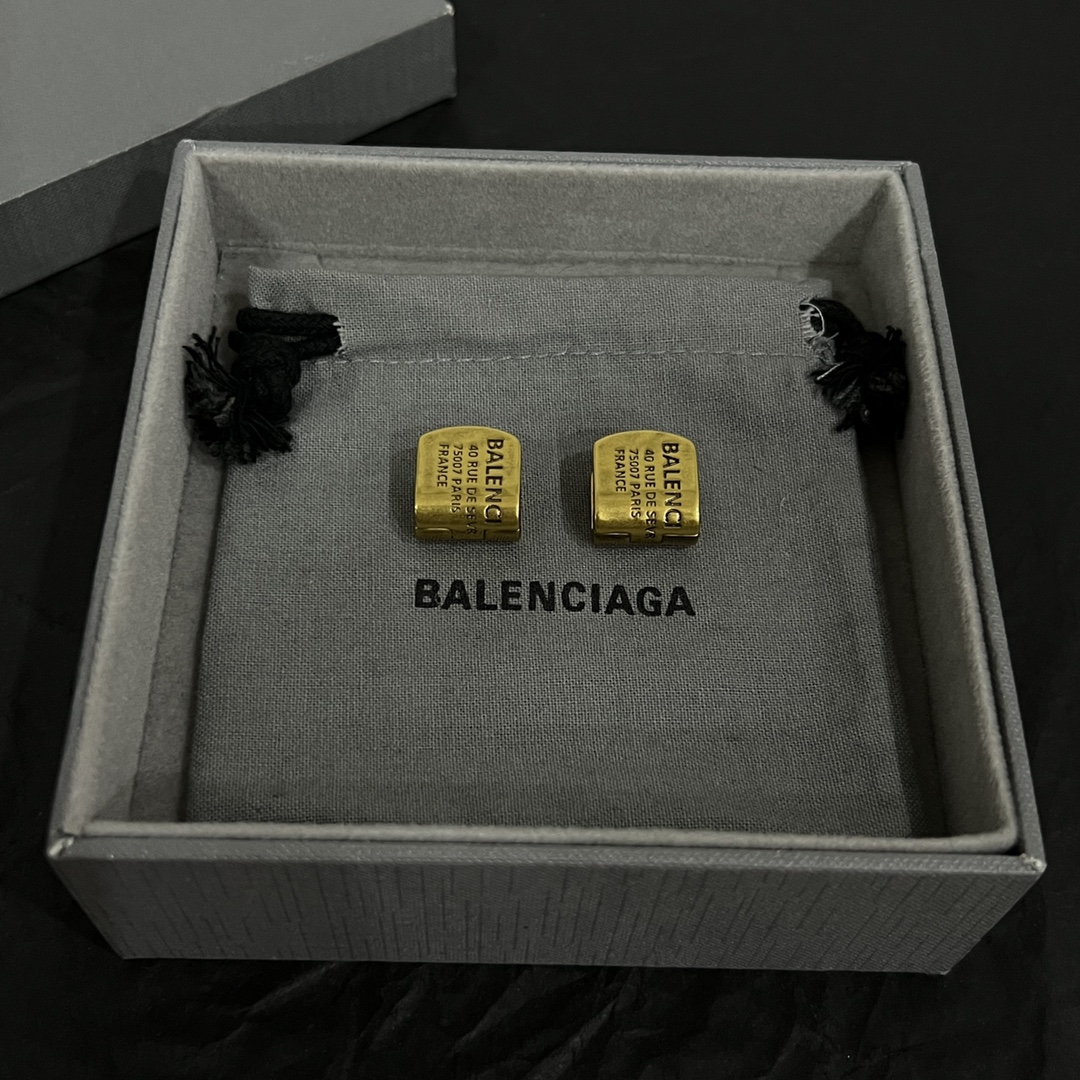 【】 巴黎世家  Balenciaga 耳环  简单大方 大牌金质感饱满 ，搭配衣服超好看 ！！