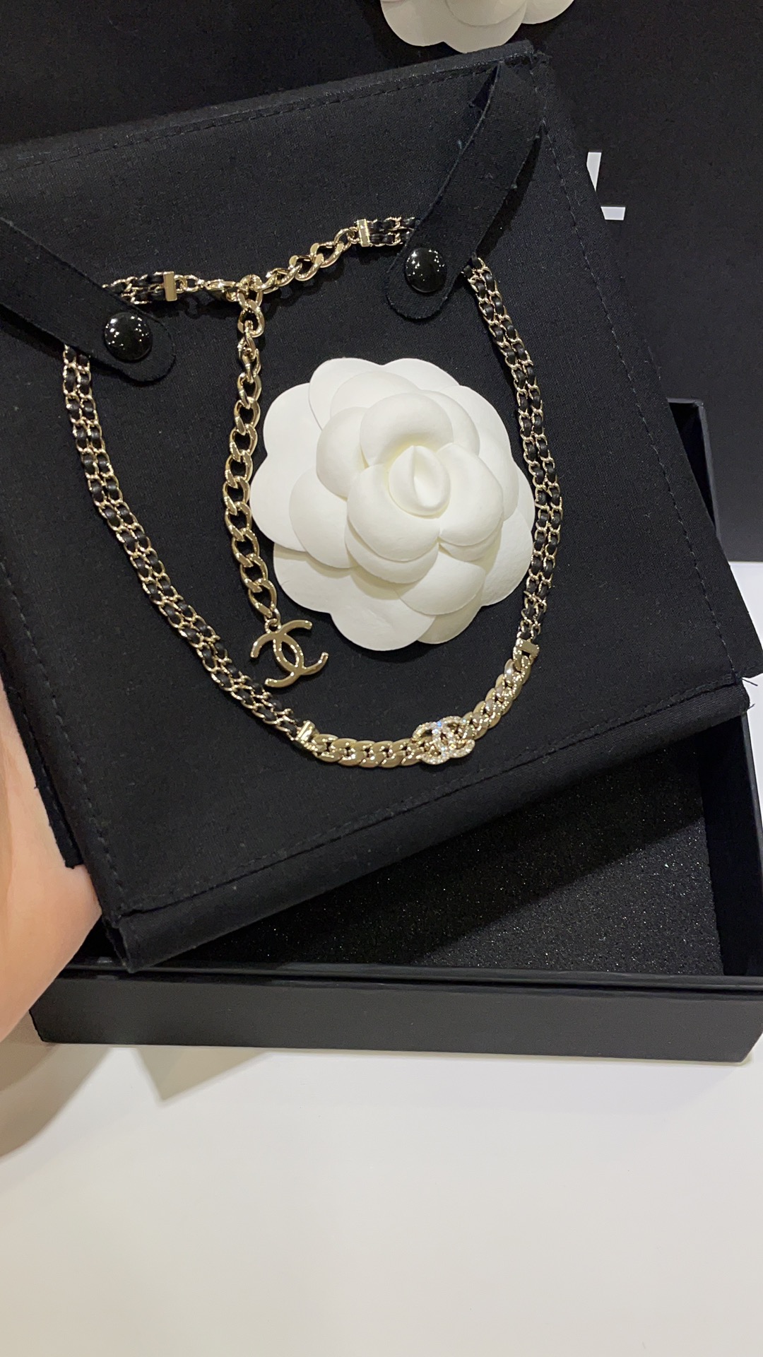 Chanel 𝑪𝒉𝒂𝒏𝒆𝒍 24P满钻双C皮穿链黑色小羊皮项链choker