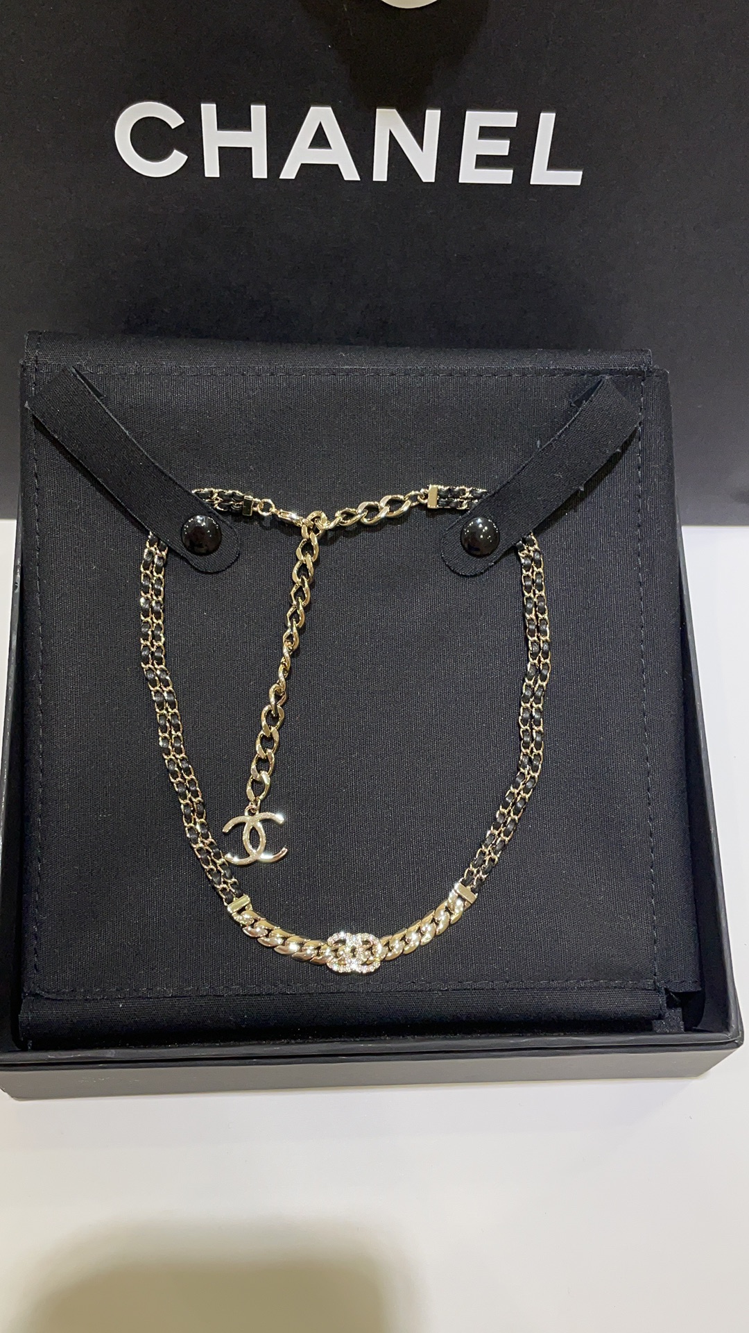 Chanel 𝑪𝒉𝒂𝒏𝒆𝒍 24P满钻双C皮穿链黑色小羊皮项链choker