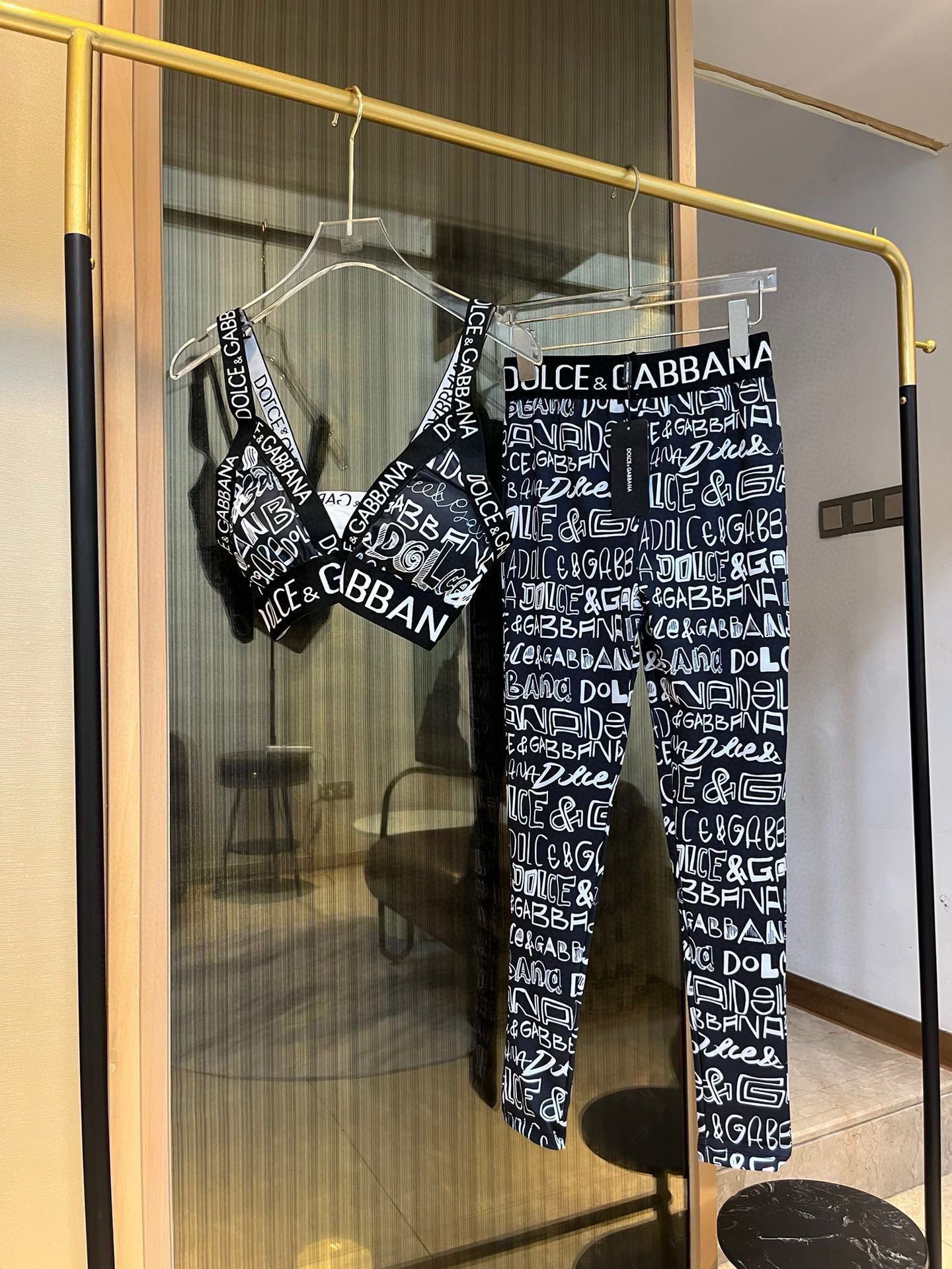 NO:290875,DG's new printed high-strength fitness yoga suit sports suit~ suspender vest   pants slim buttocks to make it look slim and leggings. Size SM L Xl swimsuits, swimsuits, bikinis, swimsuits, swimsuits, bikinis19860909DG新款印花高弹力健身瑜伽服运动套装~吊带背心 裤子修身提臀显瘦打底裤脚 码数SM L Xl泳衣泳裤比基尼,泳衣，泳裤，比基尼,swimsuits,bikinis,accessory