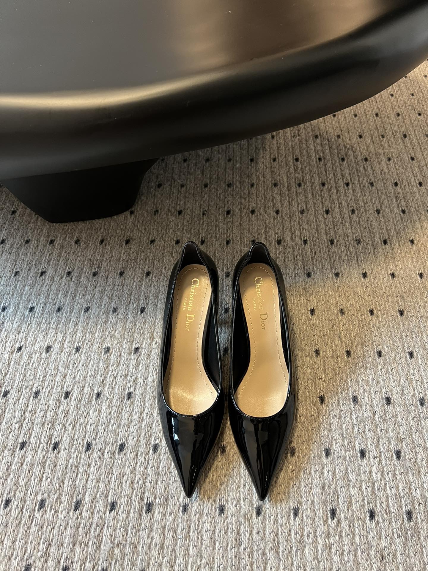 NO:449434,Top version Dior 25/Spring and Summer Show new Tribales series kitten heel shoes CD star same style fashionable pointed toe pearl alphabet logo hardware buckle high heel shoes Top high-end version on the market Material: Original custom imported beef patent leather upper + water dyed sheepskin inner footbed + original molded pearl hardware buckle + Italian genuine leather outsole Heel height: 7.5CM Size34-41 (customized by 34/40/41), high heels single shoes, balenciaga, dior, dior, high heels, sheepskin, Leather soles19860909顶级版本 Dior·迪奥 25/春夏走秀新款Tribales系列小猫跟单鞋 CD明星同款时尚尖头珍珠字母logo五金扣高跟单鞋 市面顶级高端版本 材质:原版定制进口牛漆皮鞋面+水染羊皮内里垫脚+原版开模珍珠五金扣+意大利真皮大底 跟高:7.5CM Size34-41（34/40/41定做）,高跟鞋单鞋,balenciaga,dior,dior,high heels,sheepskin,Leather soles,Women's Shoes