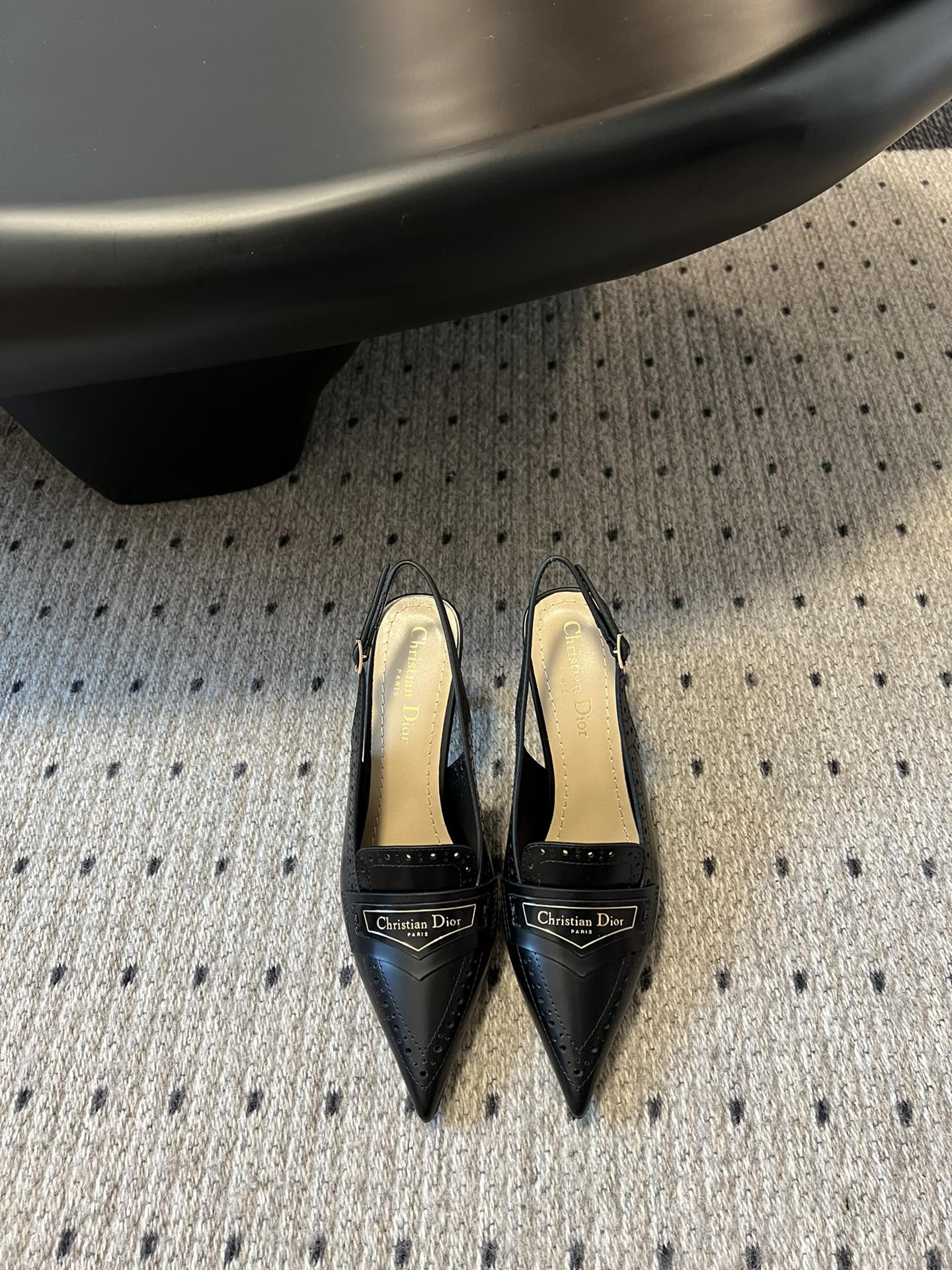 NO:449413,Top version Dior 25/New pointed toe hollow hollow high heel sandals This Dior Boy heels reinterprets the classic design in an elegant style. The black cowhide upper displays hollow details and is decorated with a golden tone Christian Dior Paris logo to enhance the style. With adjustable straps and buckles, the pointed toe design complements the 8 cm high heels, making all kinds of elegant shapes more refined. The upper is beaded with an open-edged cowhide, Italian leather outsole size 34-41 (customized by 34/40/41), sandals, dior, dior, sandals, high heels, cowhide, Leather soles19860909顶级版本 Dior·迪奥25/新款尖头镂空后空高跟凉鞋 这款 Dior Boy 露跟高跟鞋以高雅风格重新演绎经典设计.黑色牛皮革鞋面展示镂空细节,饰以金色调Christian Dior Paris 标志提升格调.搭配可调节带和搭扣,尖头设计与8厘米高跟相得益彰,让各式高雅造型更显精致. 鞋面开边珠牛皮 大底意大利真皮大底 码数34-41（34/40/41定做）,凉鞋,dior,dior,sandals,high heels,cowhide,Leather soles,Women's Shoes