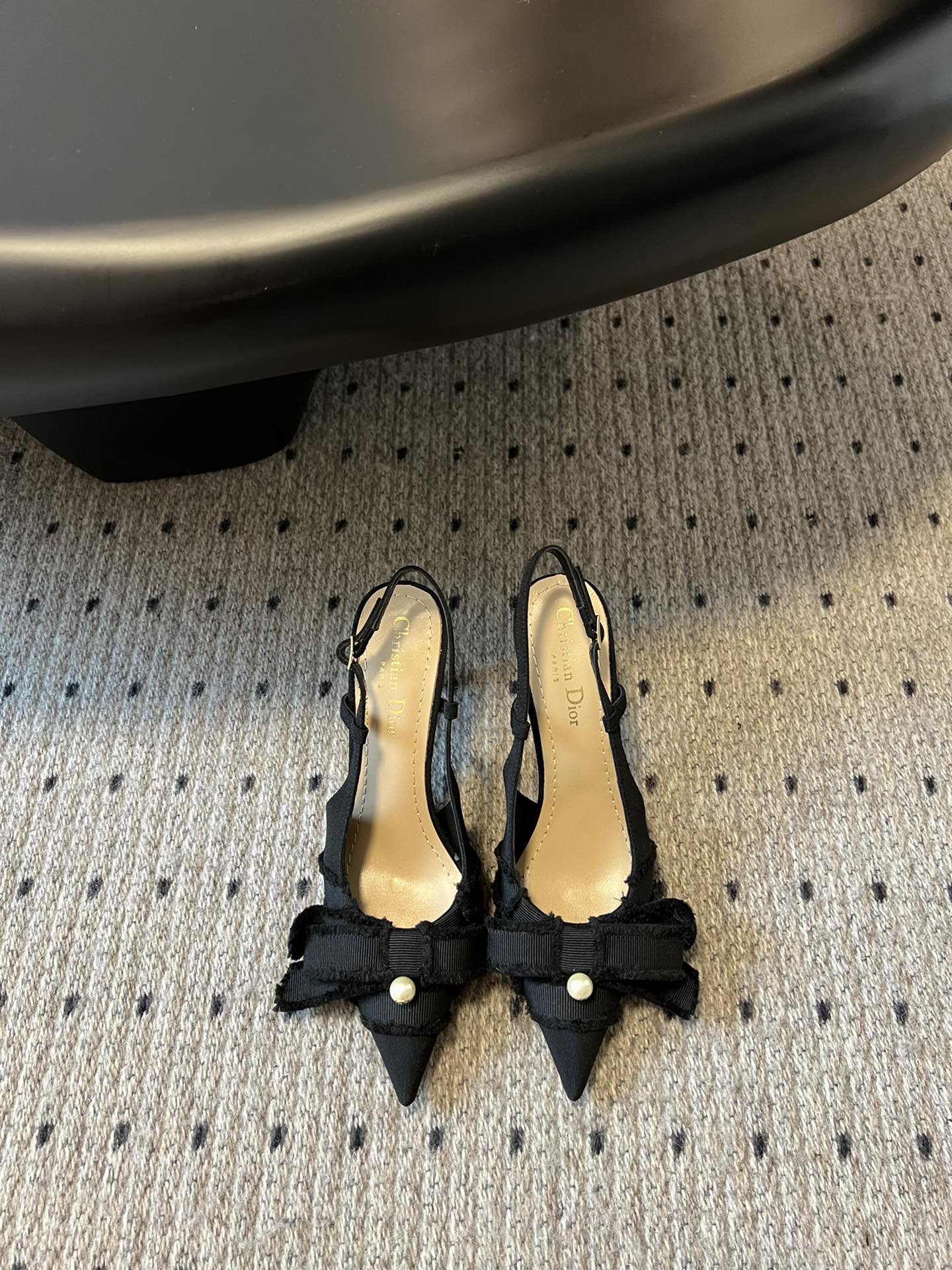 NO:449400,Top version Dior 25/ss CD home bow pearl leak heel shoes. The new dior that was planted by Han Suxi is super good-looking. The bow is asymmetrical left and right. It looks amazing. The gentle appearance is presented in a heartfelt ADIORABLE high heels. The black tassel grosgrain upper shows the fashion style. J embellished with white beads and bows to add elegant temperament to the modern look. Material water-dyed sheepskin inner footbed. Outsole Italian leather outsole. Size34-41 (customized by 34/40/41), high heels, dior, dior, sandals, high heels, sheepskin, Leather soles19860909顶级版本 Dior·25/ss CD家蝴蝶结珍珠漏后跟单鞋 被韩素汐种草的新款dior超级好看 蝴蝶结左右不对称 好看的不得了 温柔的样子 cd倾情呈献 ADIORABLE高跟鞋 黑色流苏罗缎鞋面尽显时尚格调 J点缀以白色珠饰及蝴蝶结 为摩登造型增添高雅气质 材质水染羊皮内里垫脚 大底意大利真皮大底 Size34-41（34/40/41定做）,高跟鞋凉鞋,dior,dior,sandals,high heels,sheepskin,Leather soles,Women's Shoes